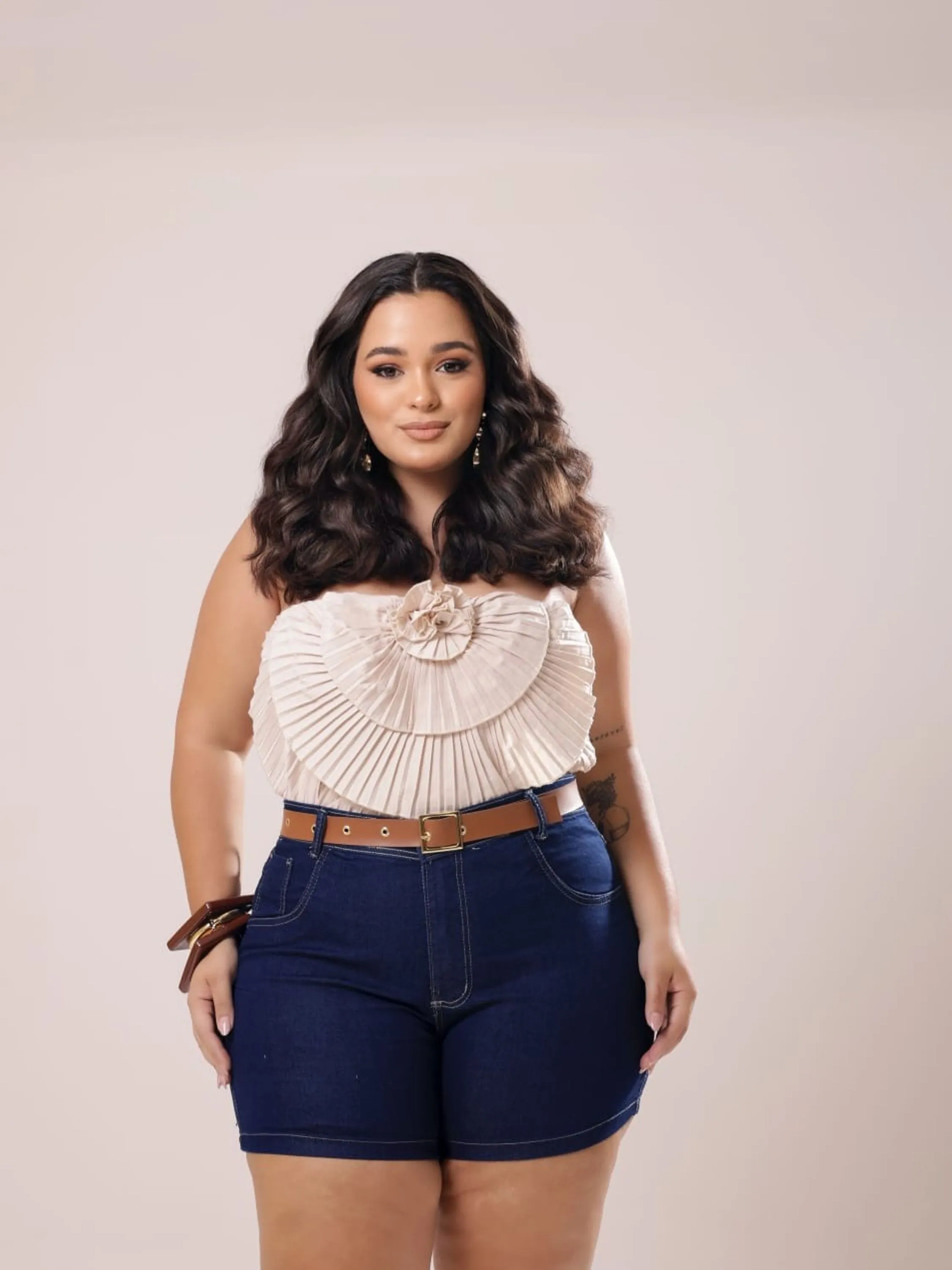 Short jeans plus size com cinto feminina