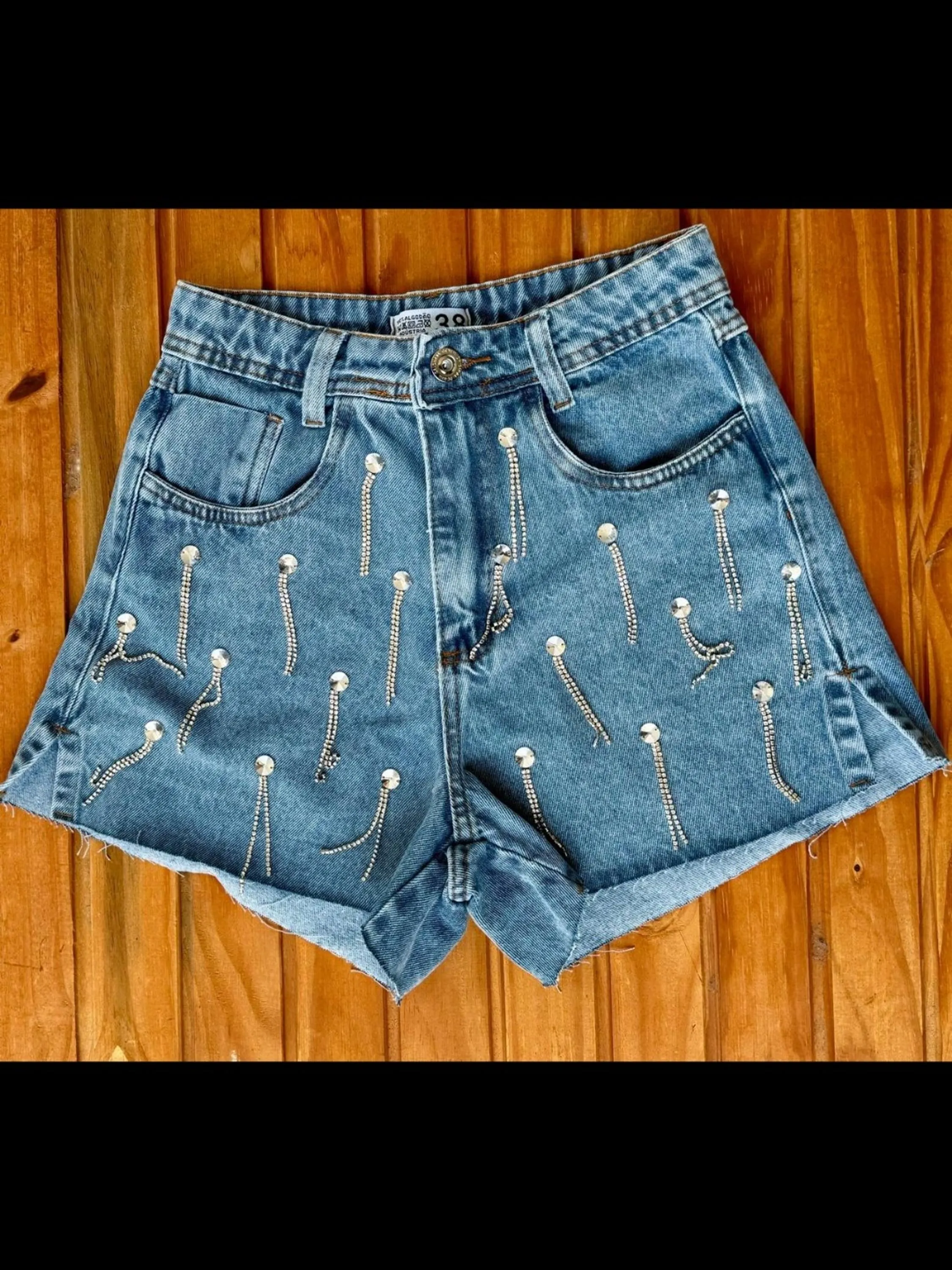 Short jeans com pedra feminina