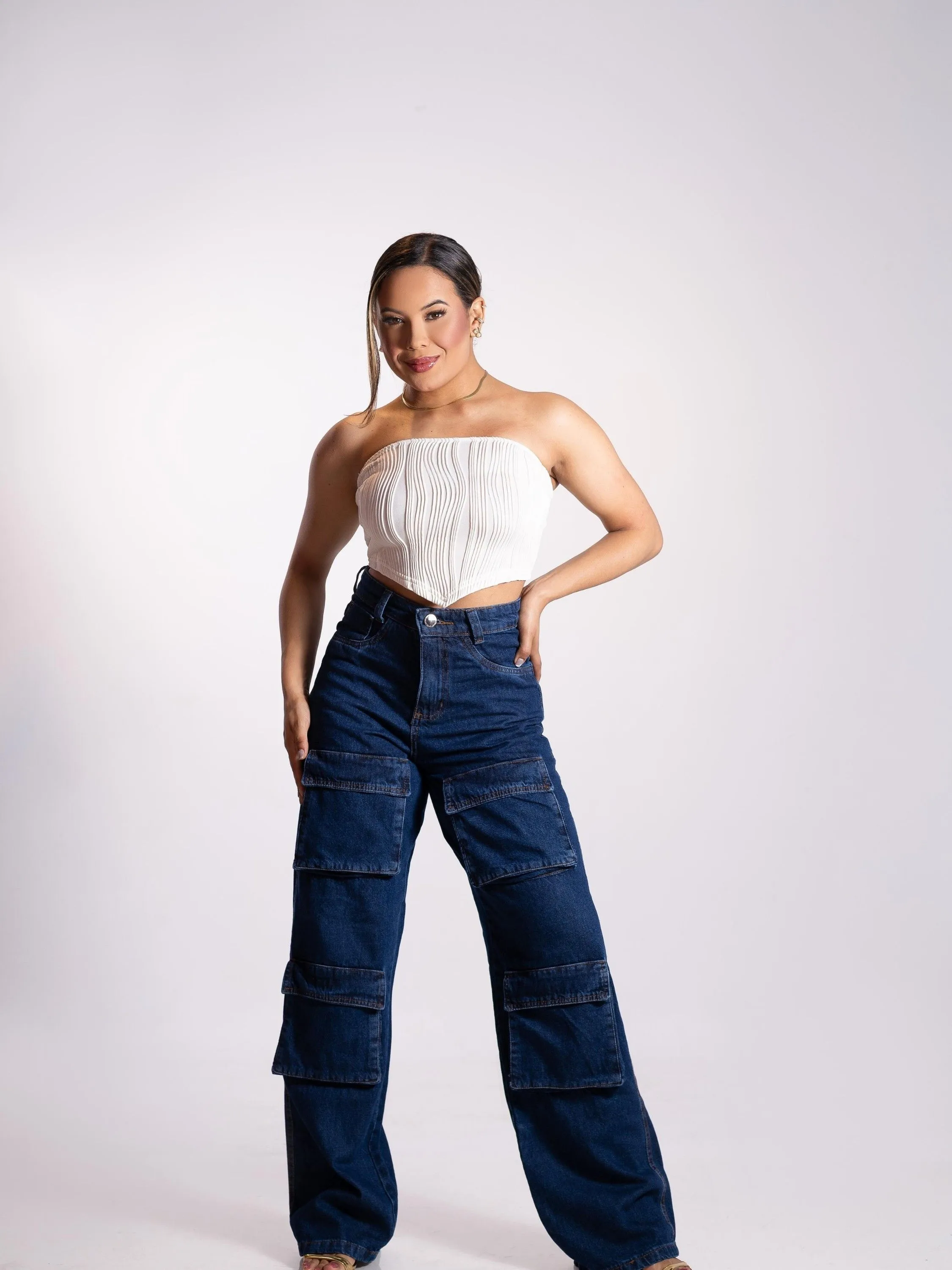Calça jeans wide leg cargo frente feminina