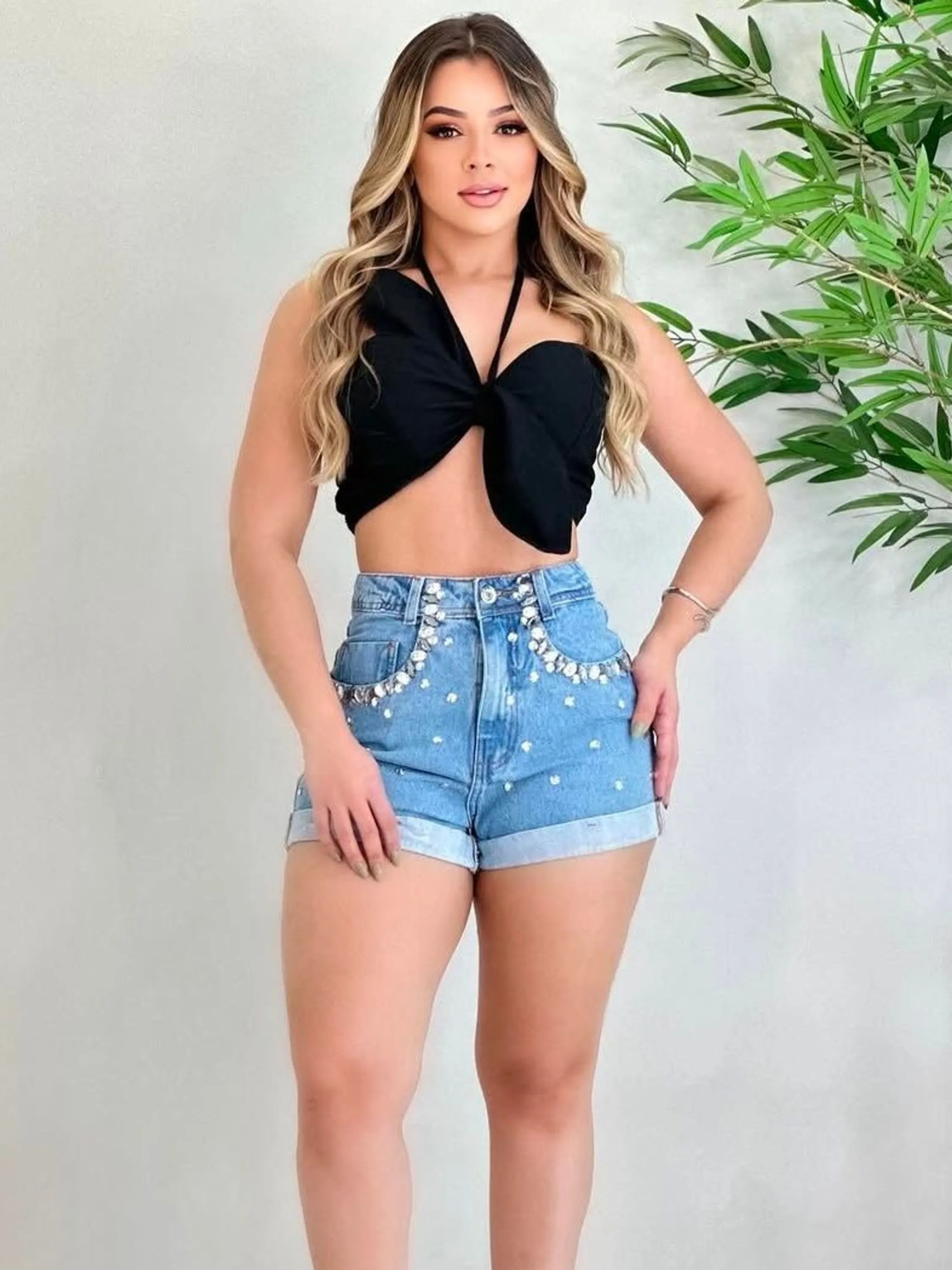 Shorts jeans com pedra feminina