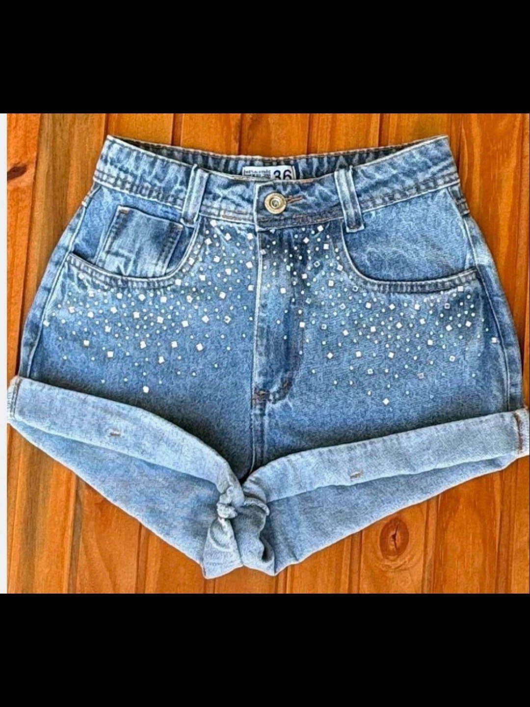 Short jeans com pedra feminina
