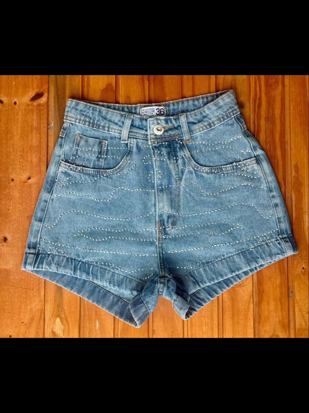 Short jeans com pedra feminina
