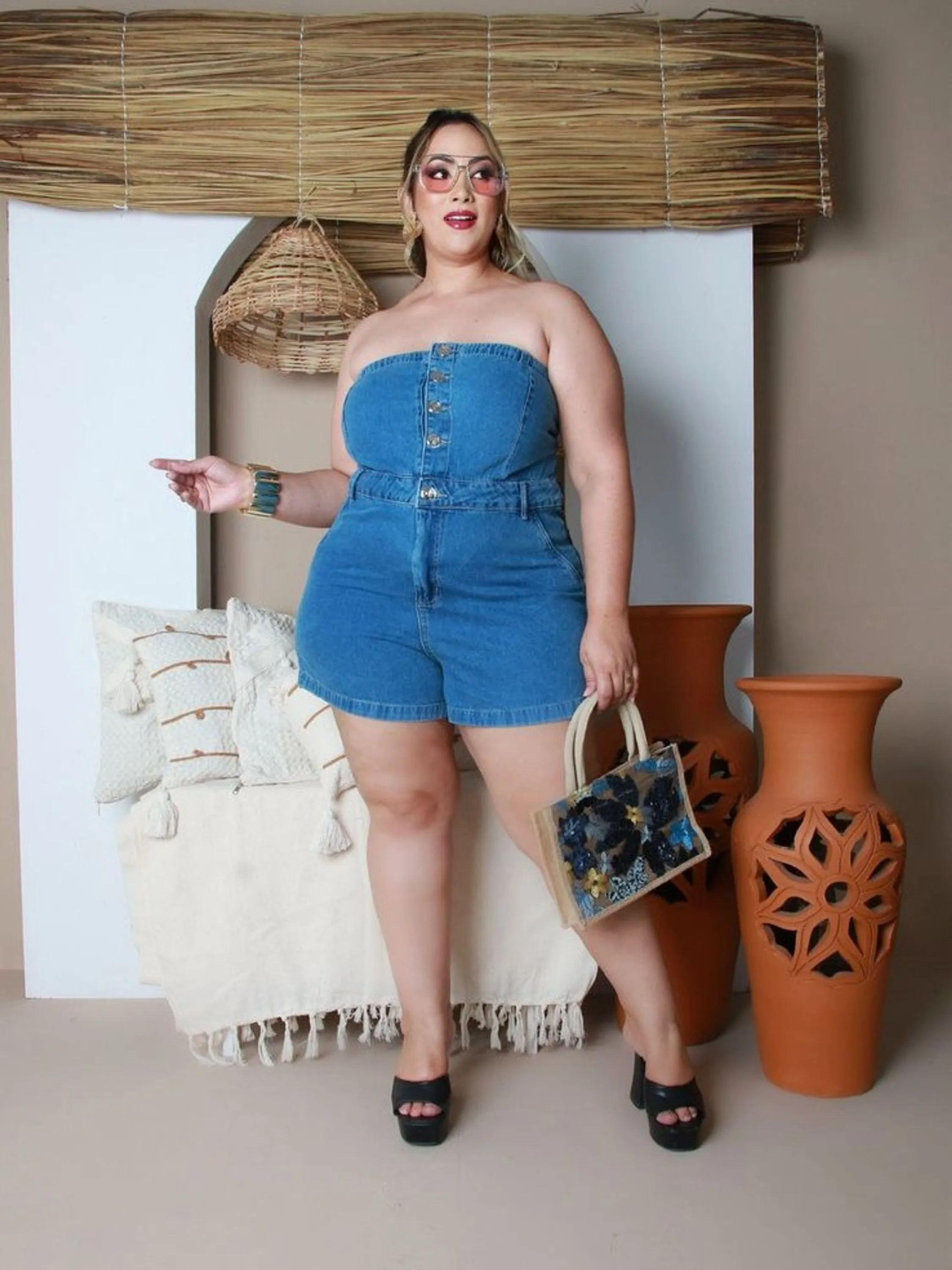 Macaquinho  jeans plus size botão feminina