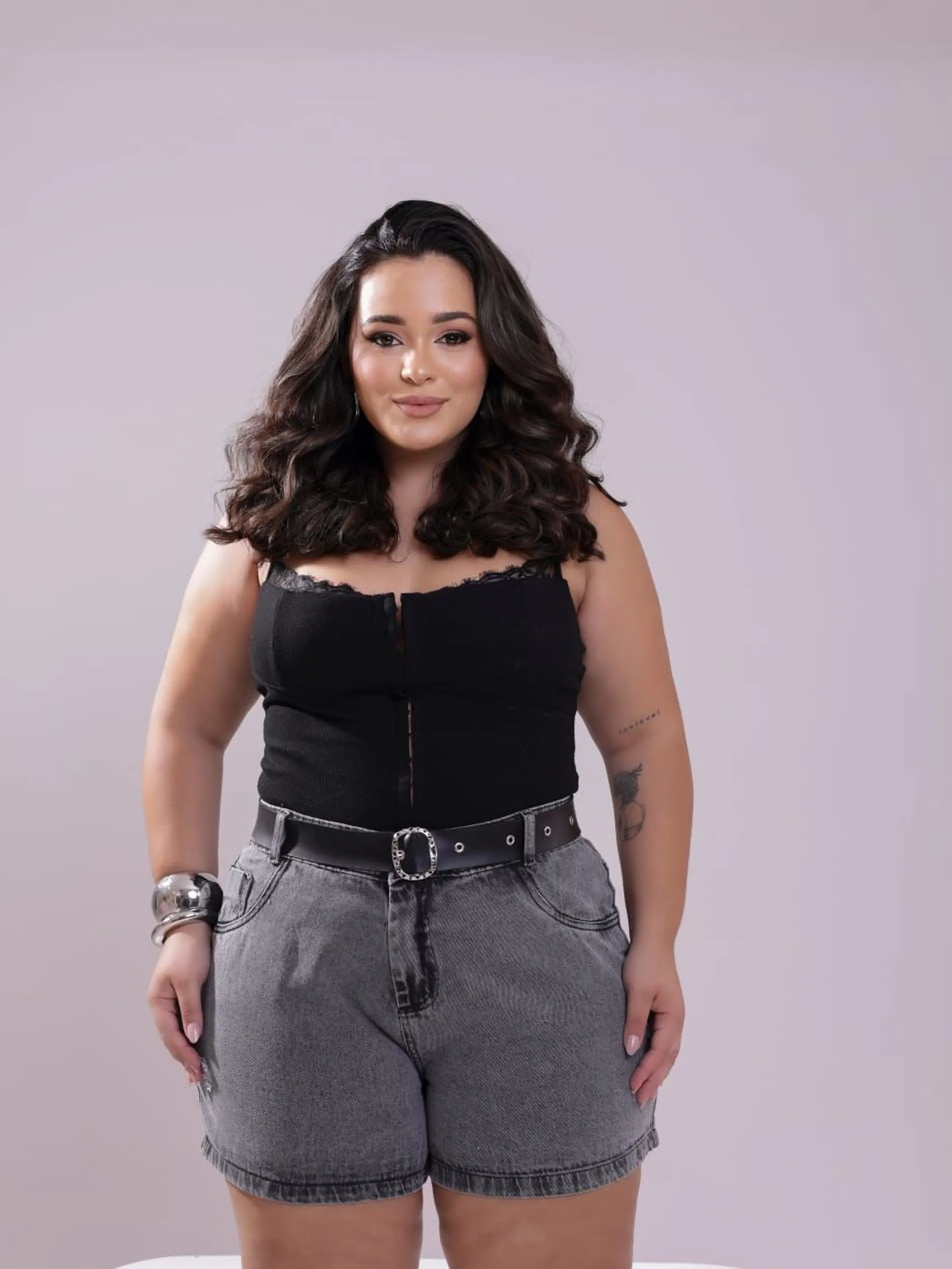Short jeans com cinto feminina