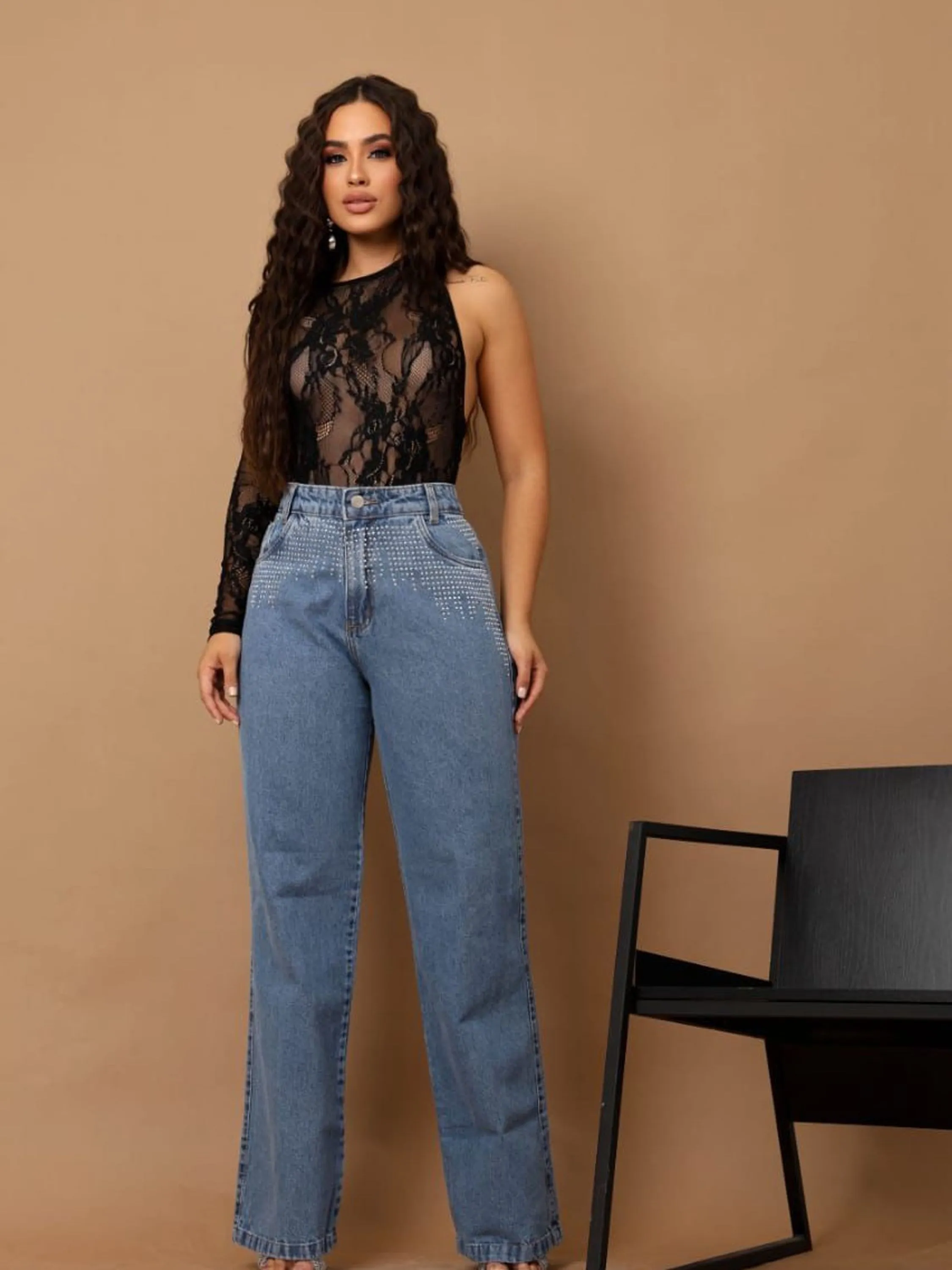 Calça jeans wide leg com pedra feminina