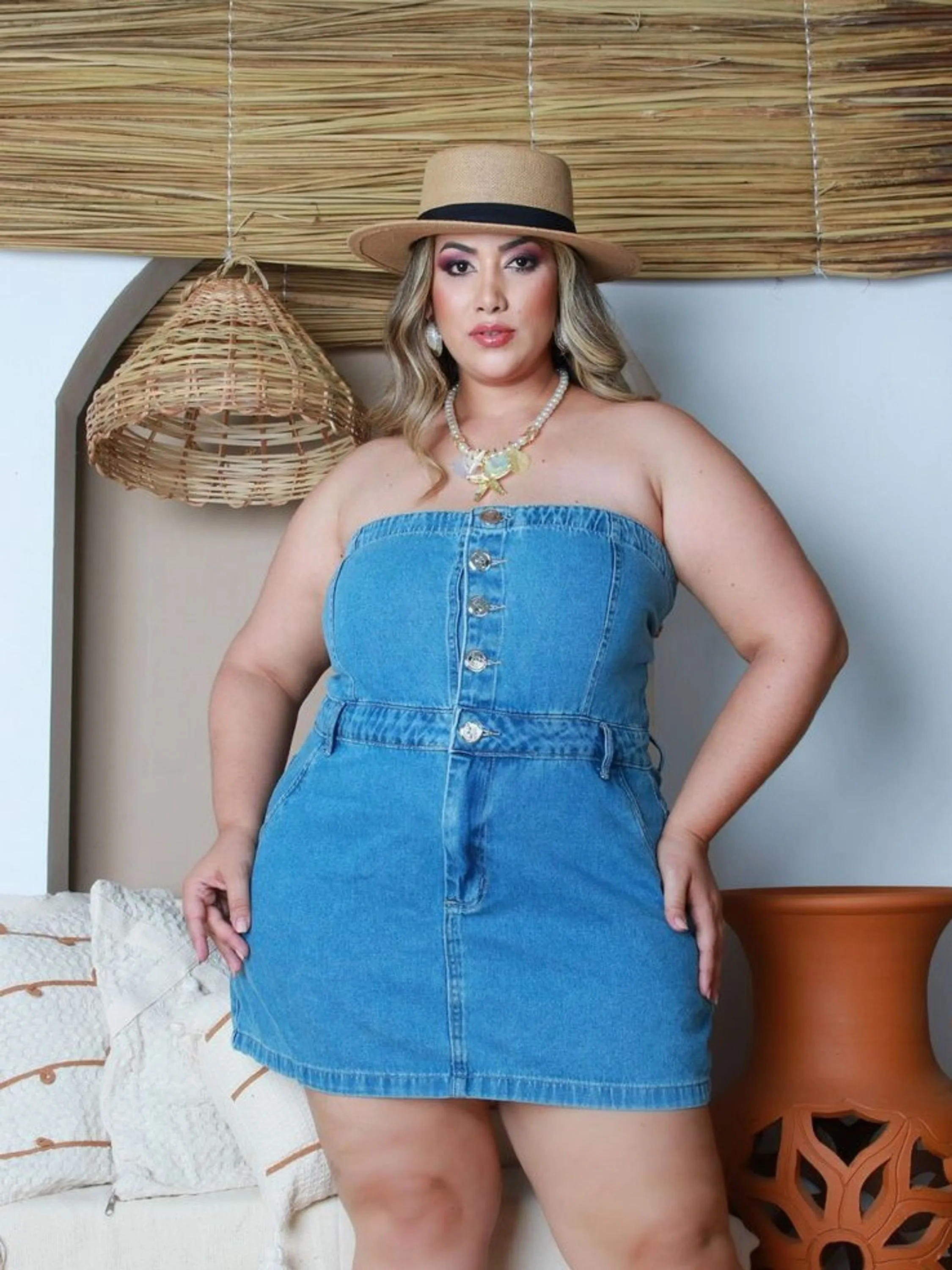 Macaquinho jeans plus size botão feminina