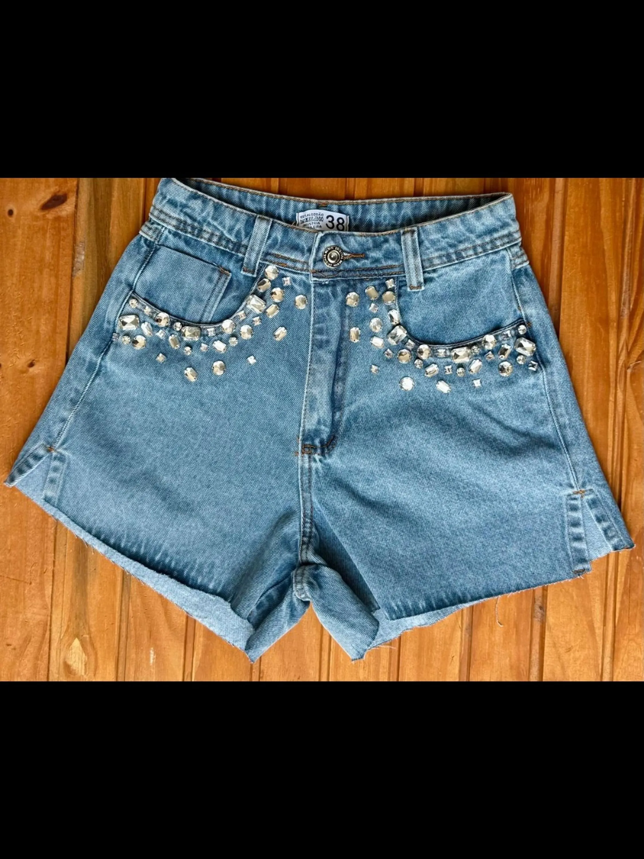 Short jeans com pedra feminina