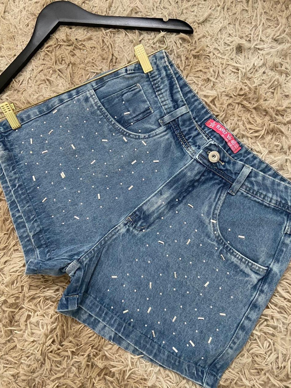 Short jeans com pedra feminina