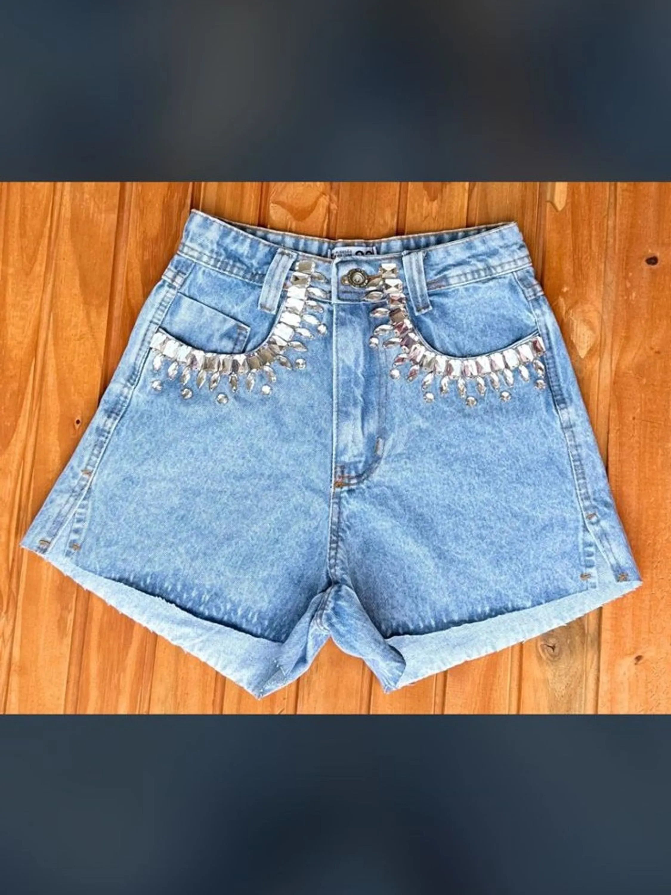 Shorts jeans com pedra feminina