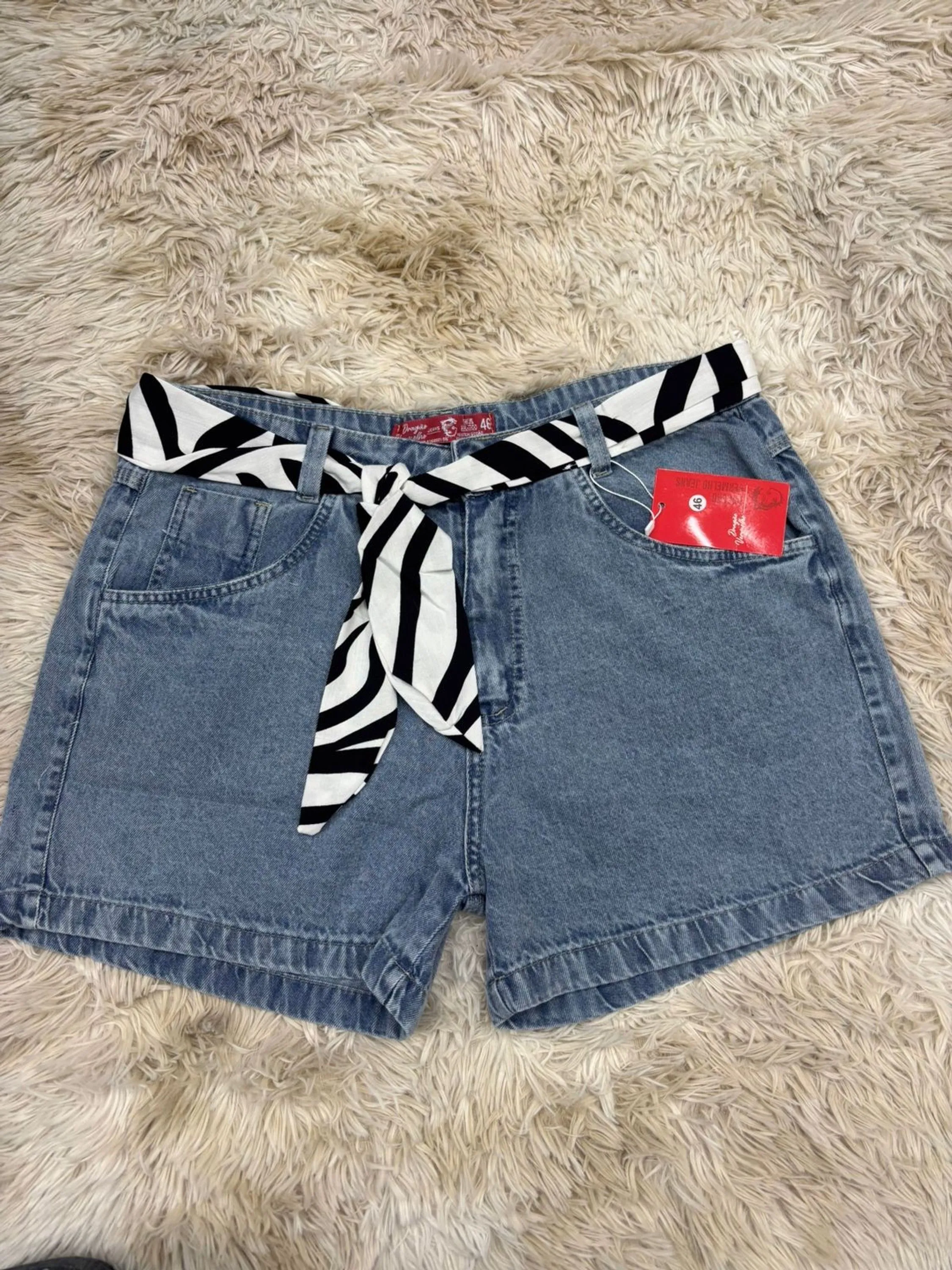 Short jeans plus size com cinto feminina