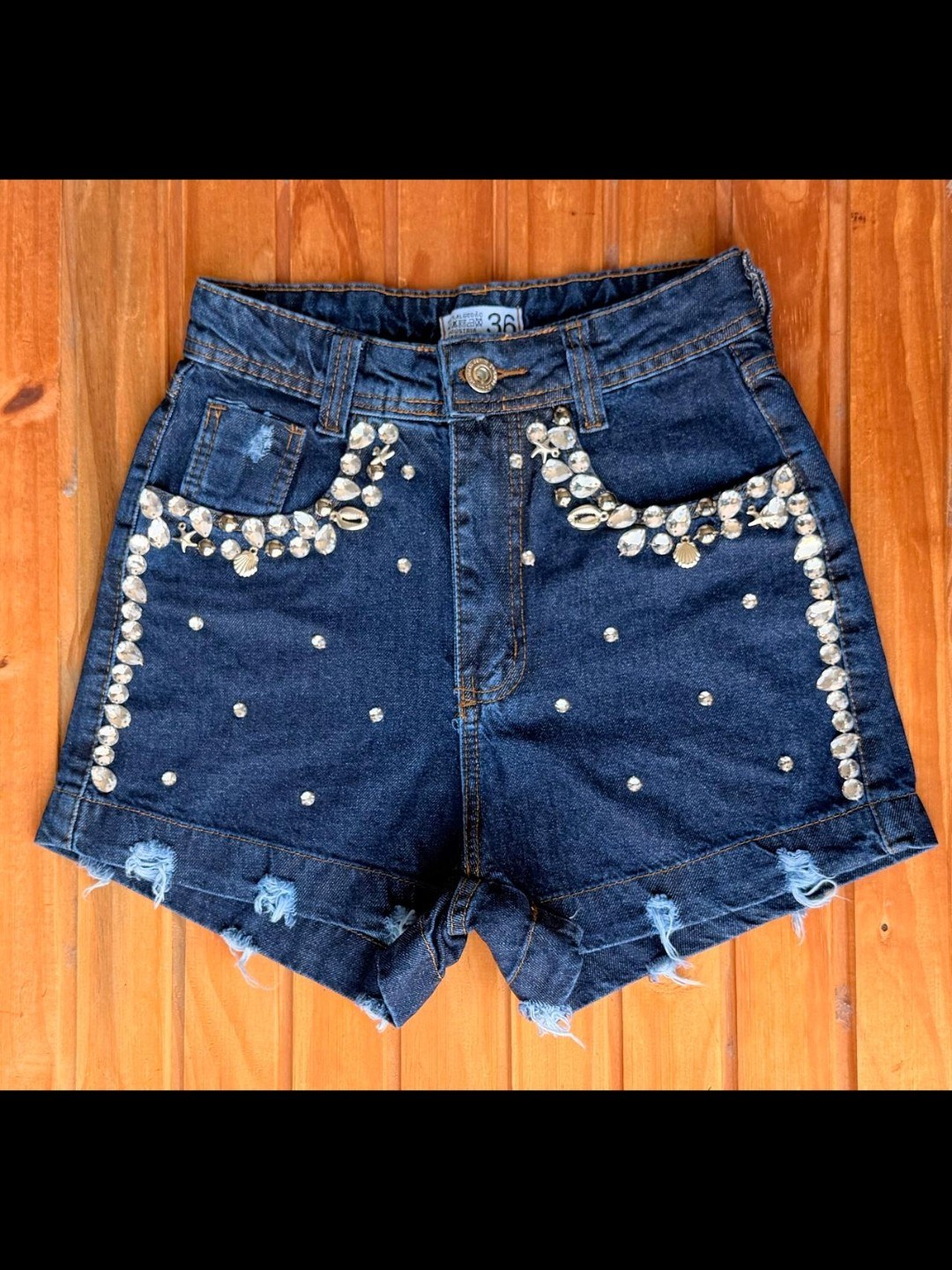 Short jeans com pedra feminina