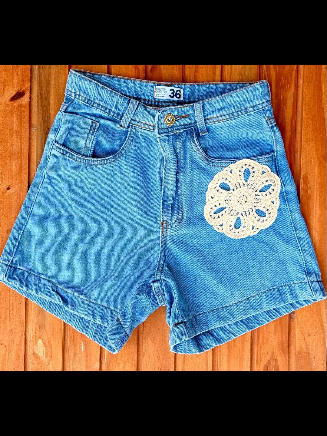 Short jeans com croche feminina
