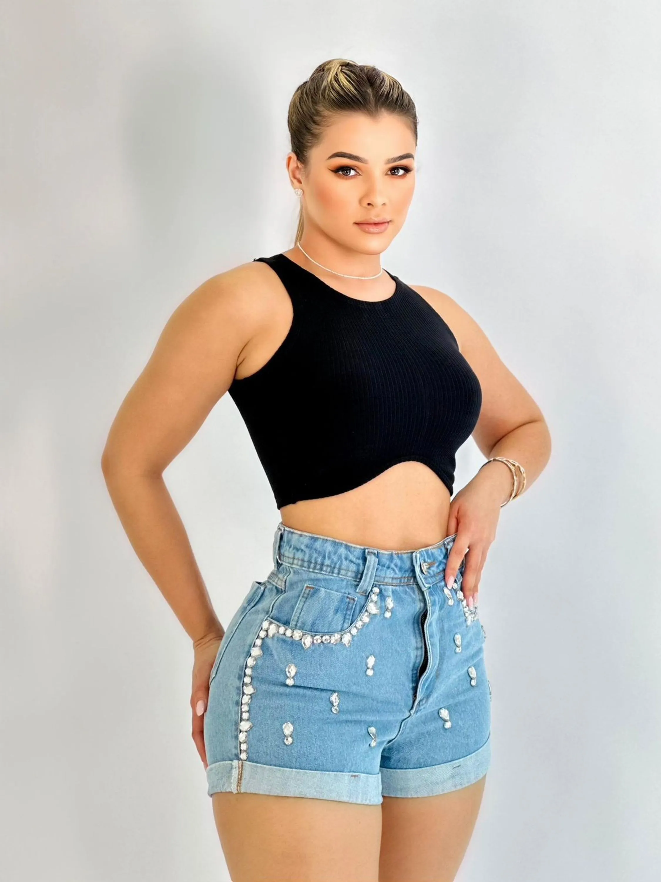 Shorts jeans com pedra feminina