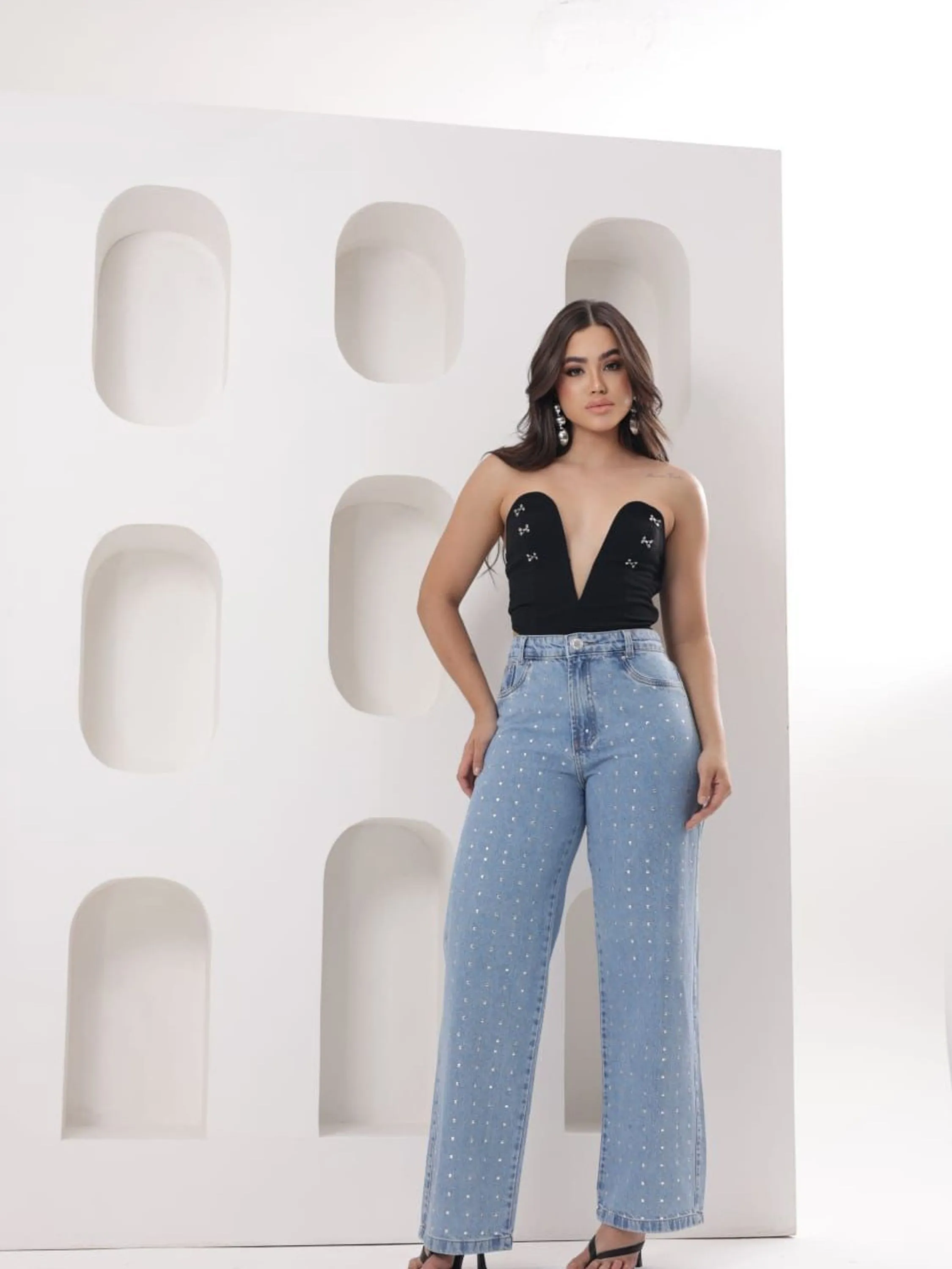 Calça jeans wide leg com pedra feminina