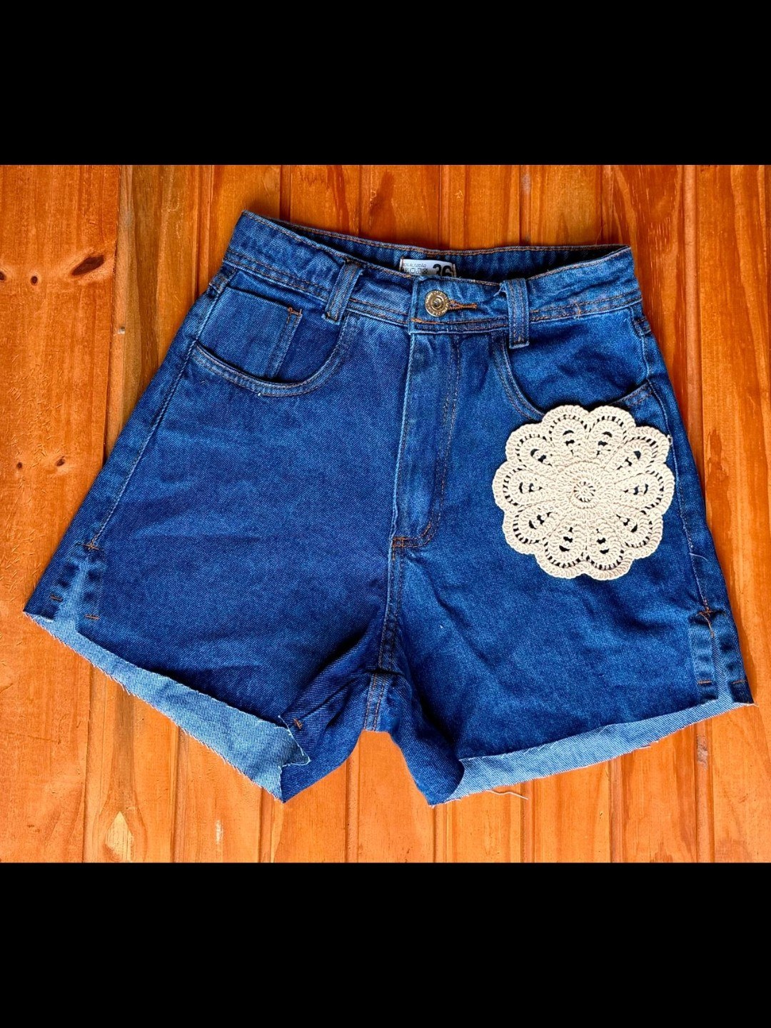 Short jeans com croche feminina