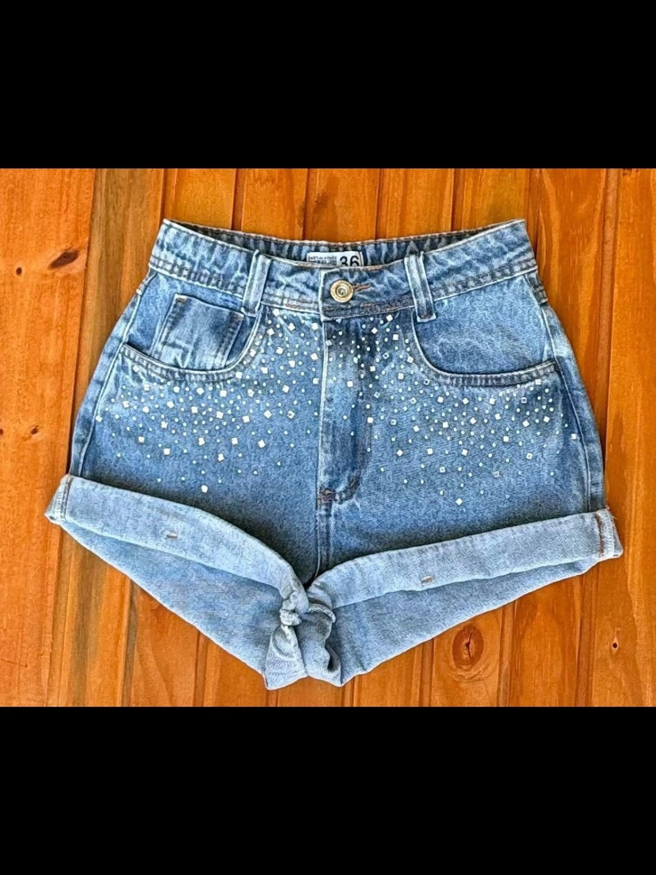 Shorts jeans com pedra feminina