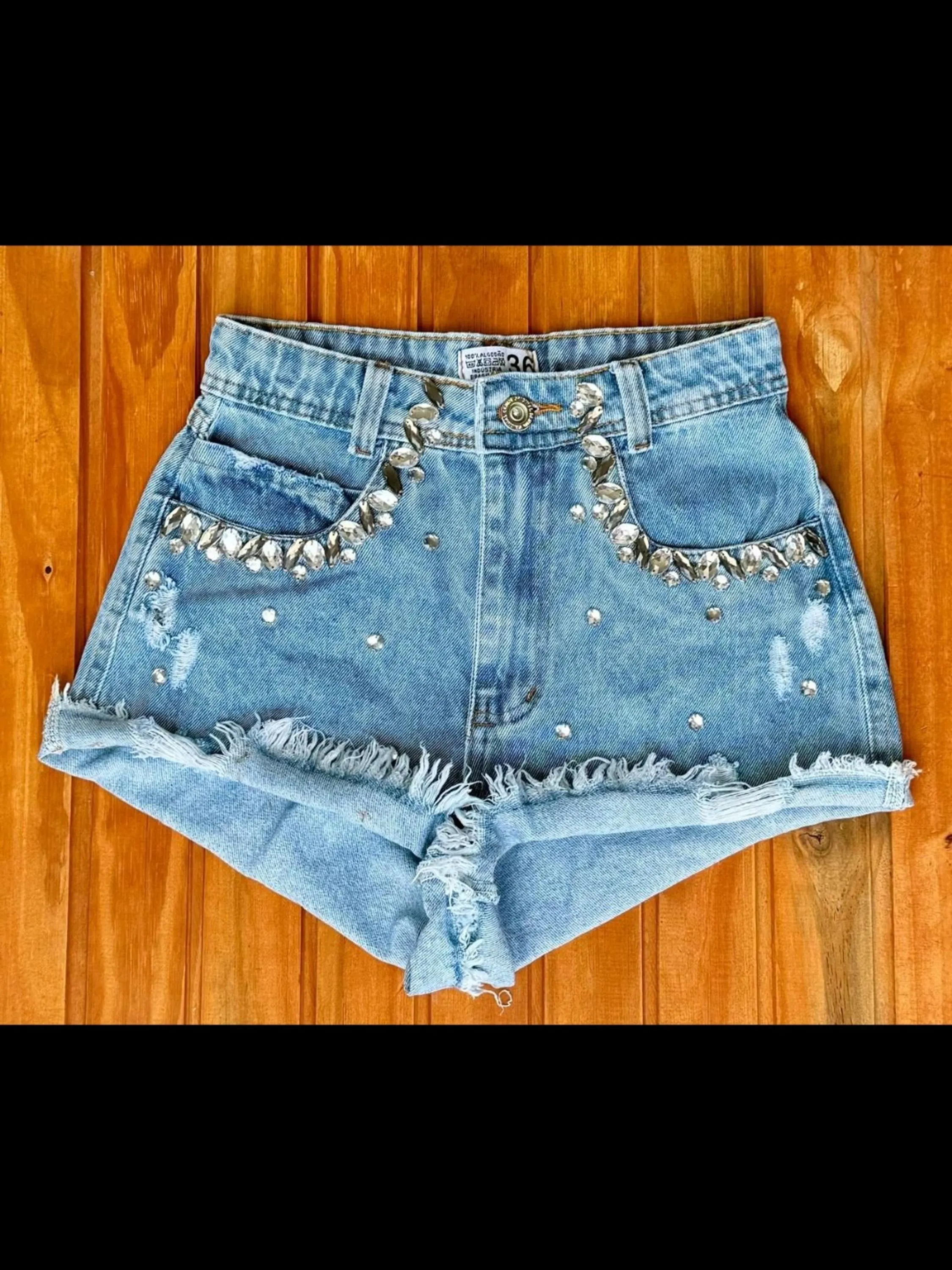 Shorts jeans com pedra feminina