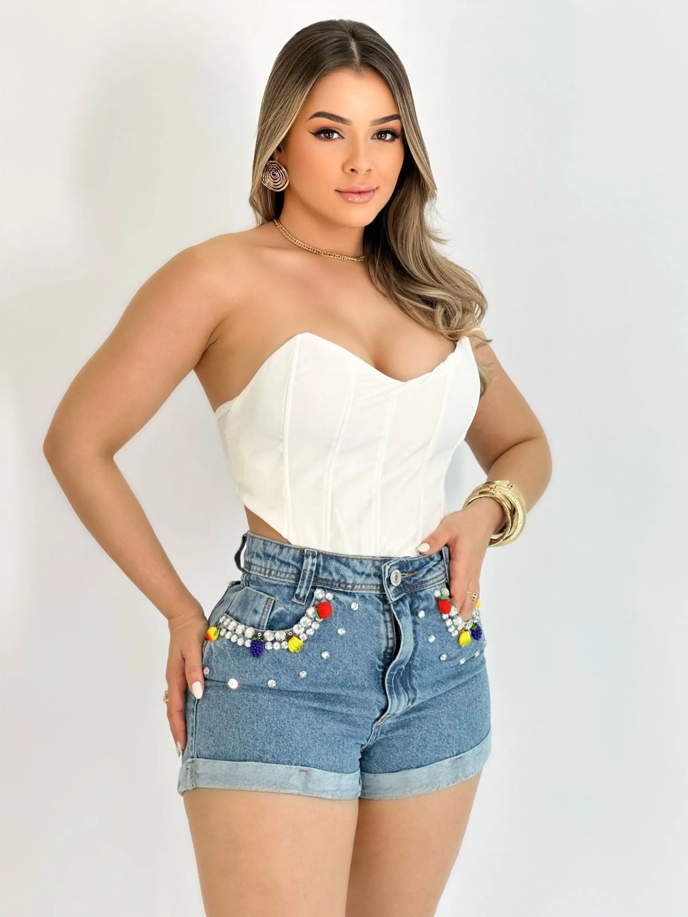 Shorts jeans com pedra feminina