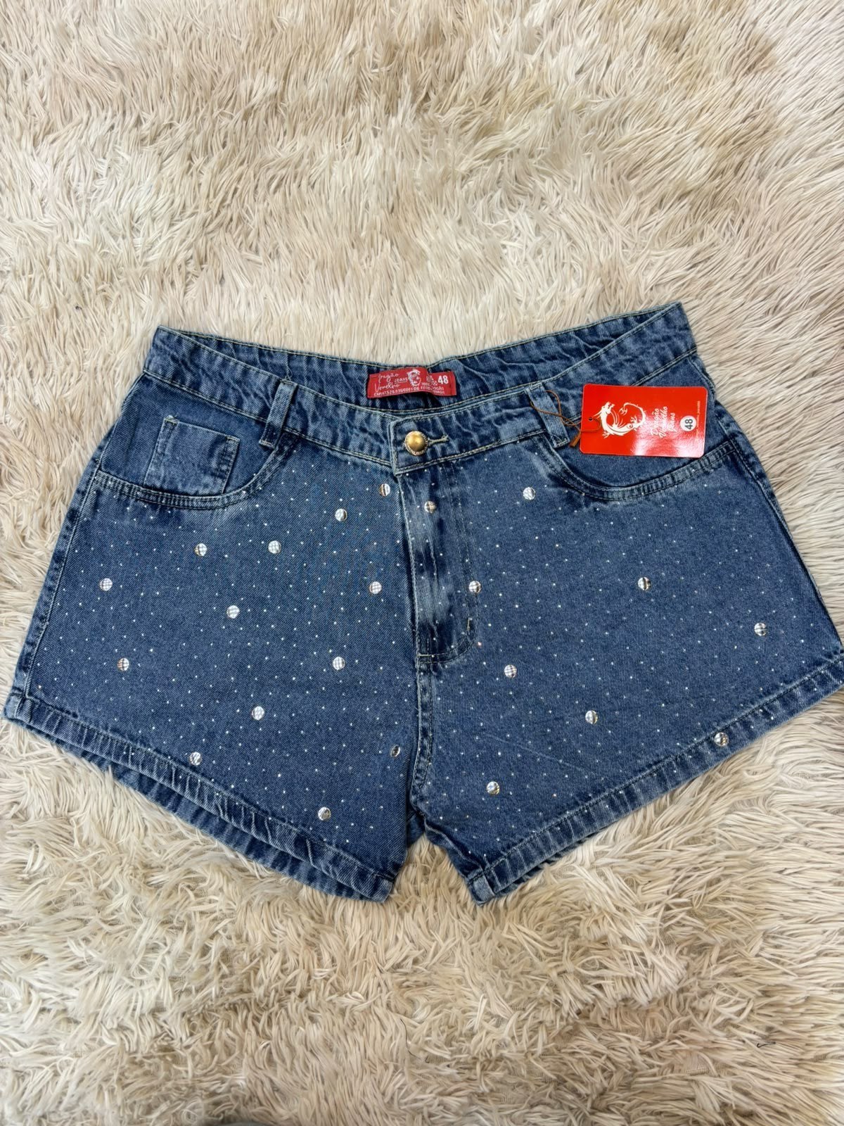 Short jeans plus size com pedra feminina