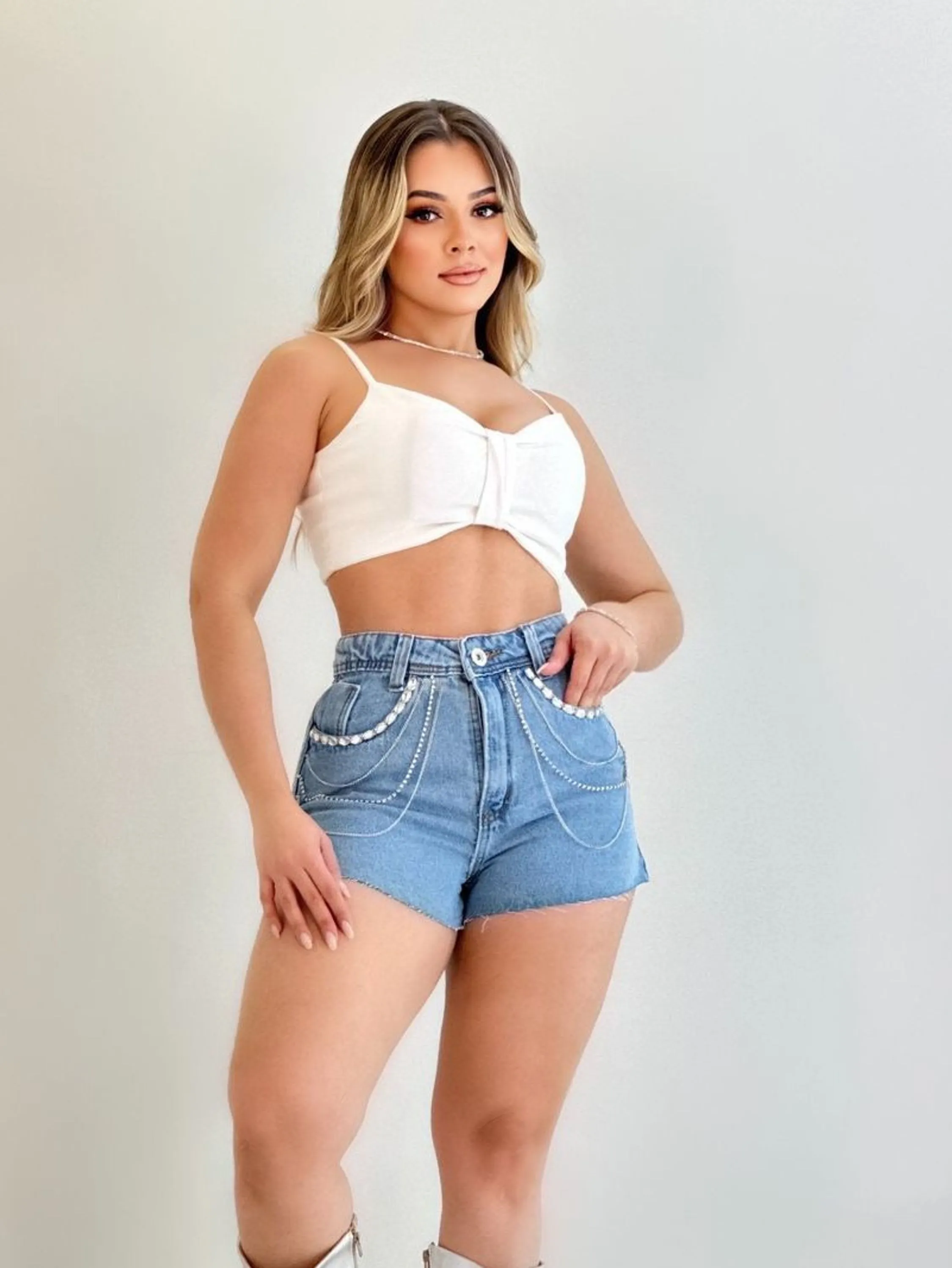 Shorts jeans com pedra feminina