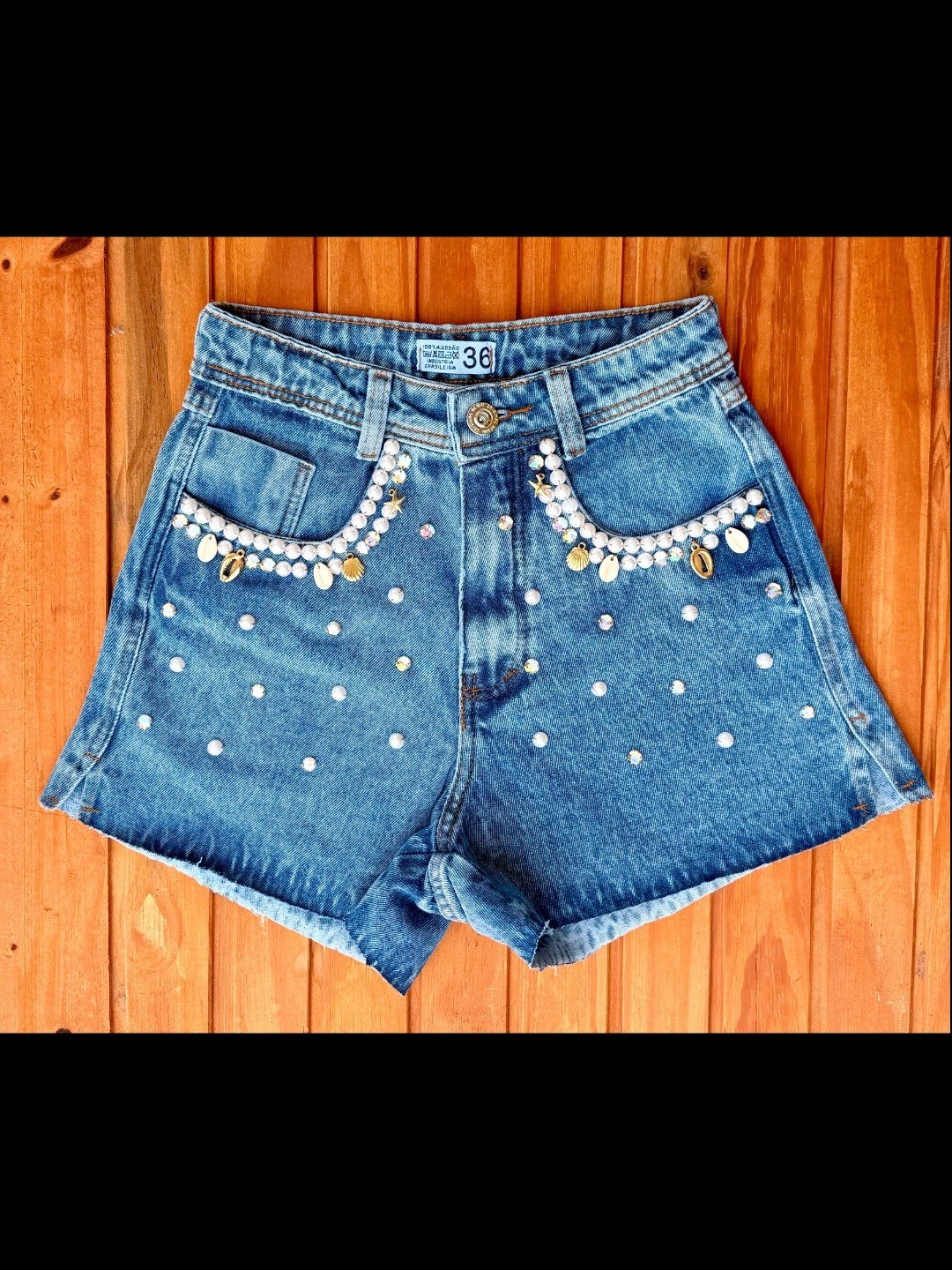 Short jeans com pedra feminina