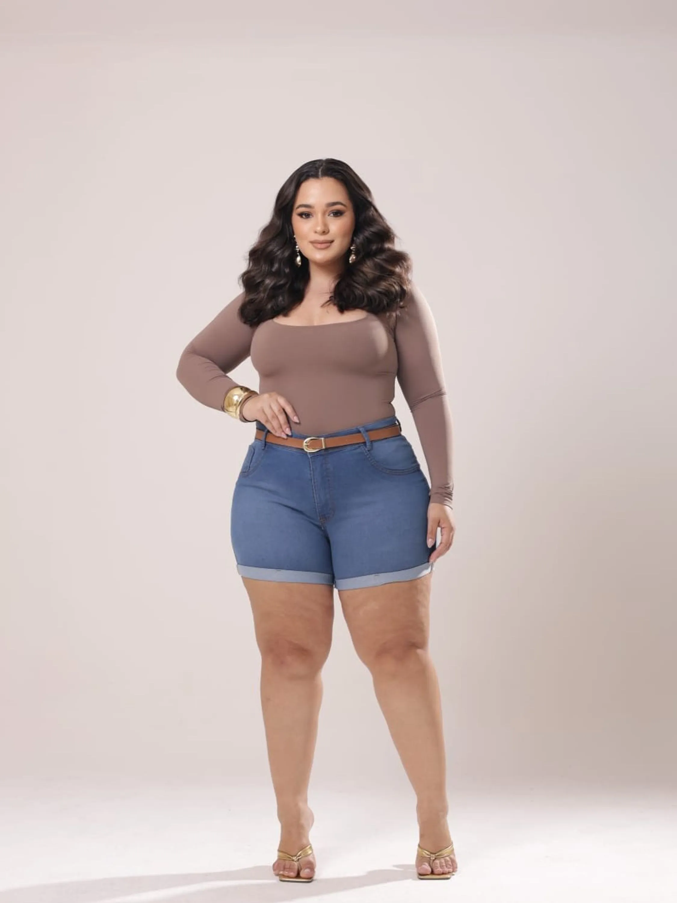 Short jeans plus size com cinto feminina