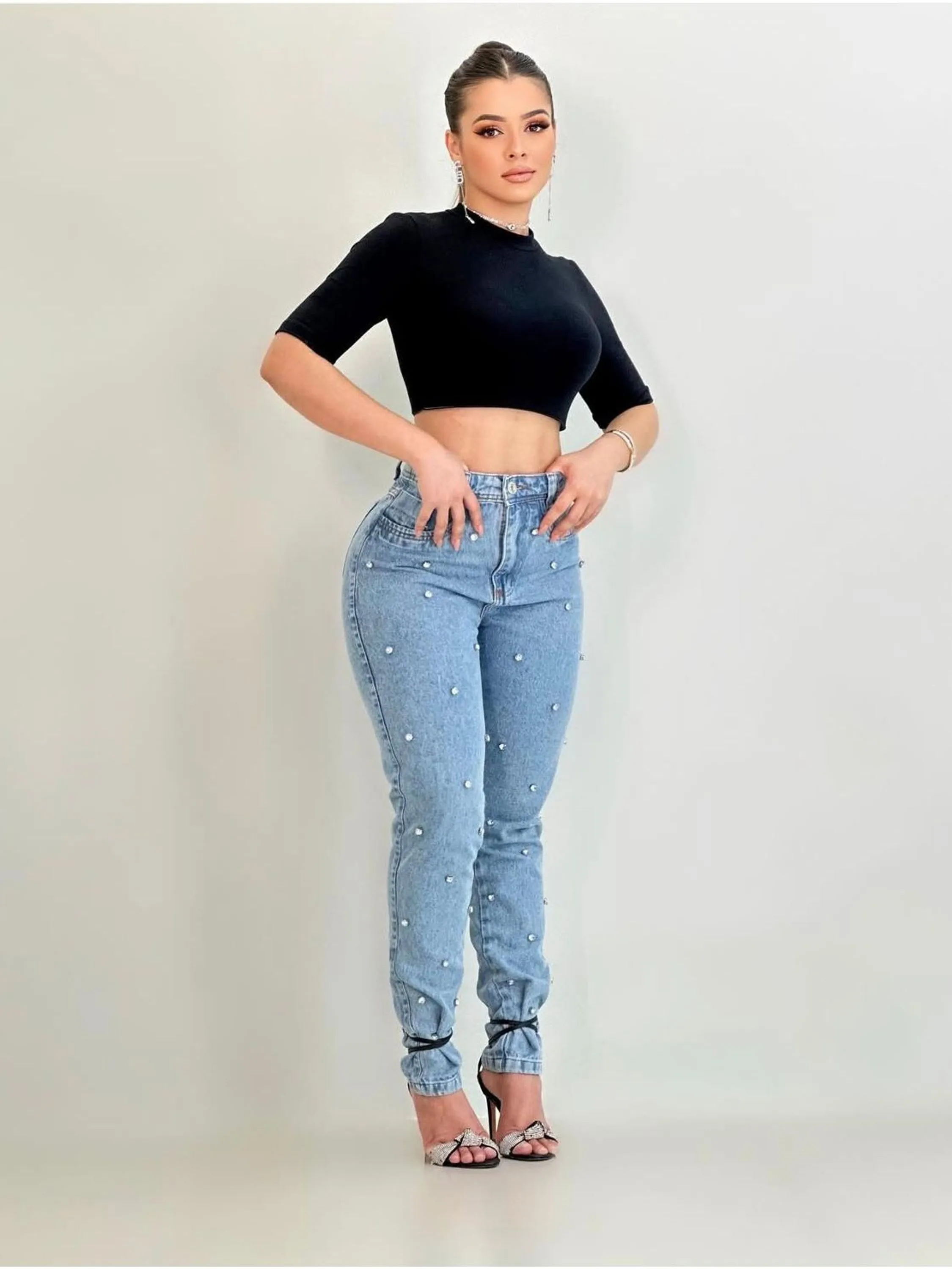 Calça jeans mom com pedra feminina