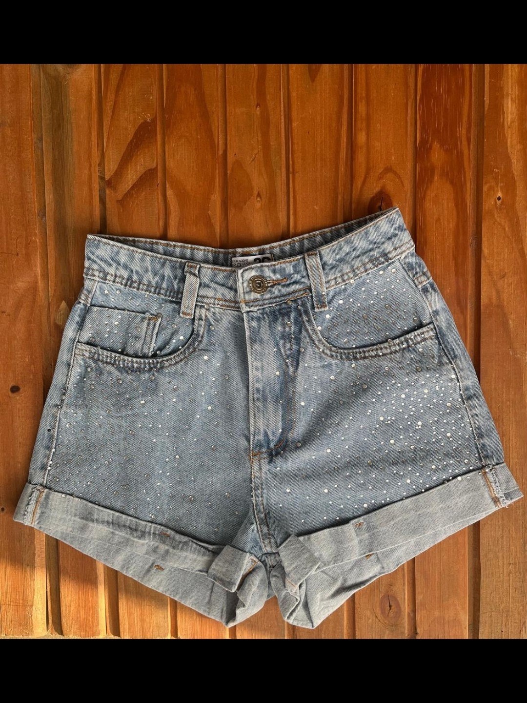 Short jeans com pedra feminina