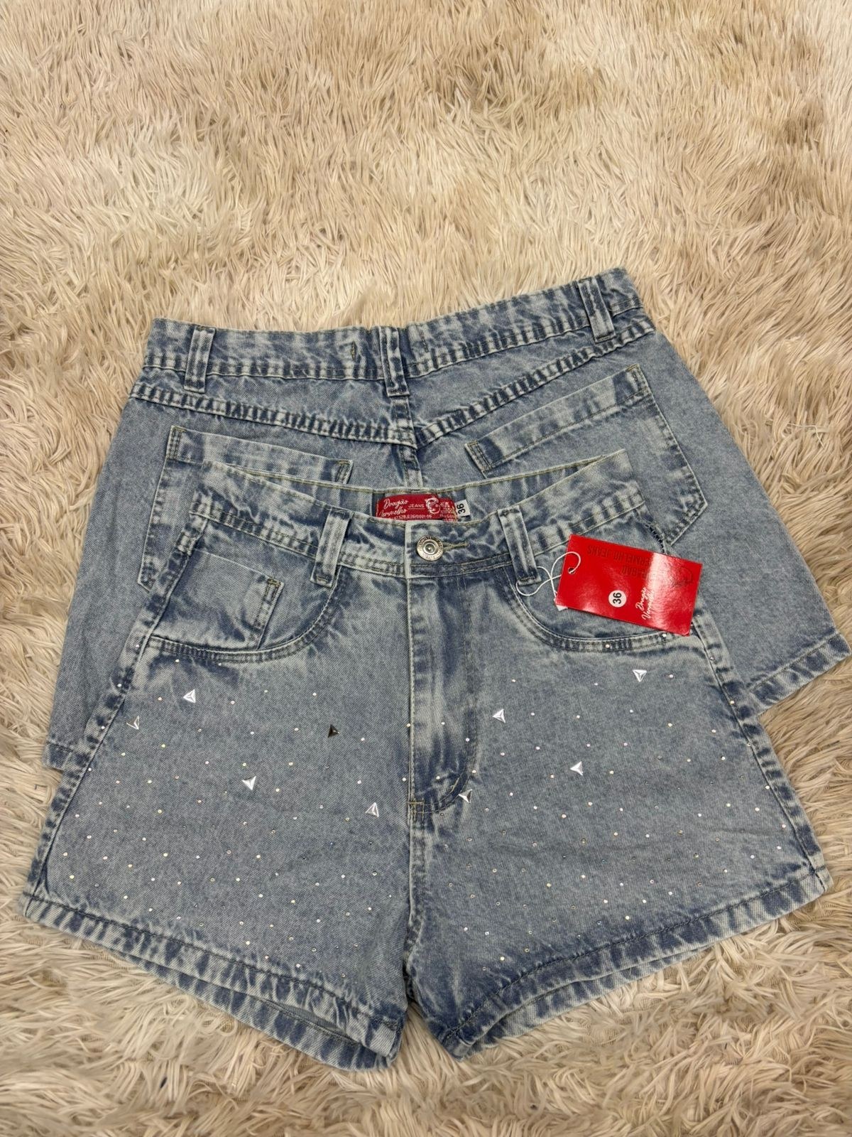 Short jeans com pedra feminina