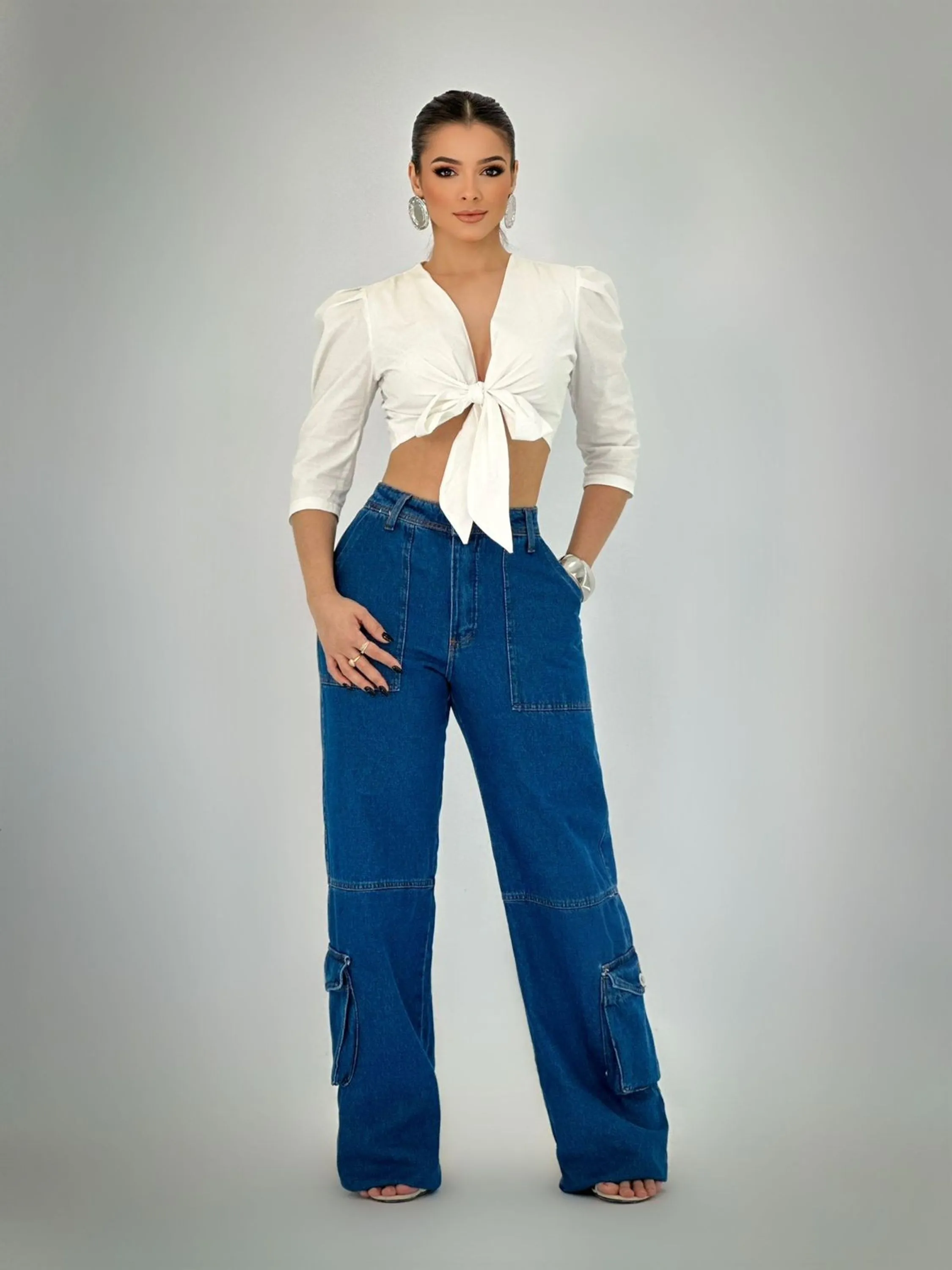Calça jeans wide leg com cargo feminina