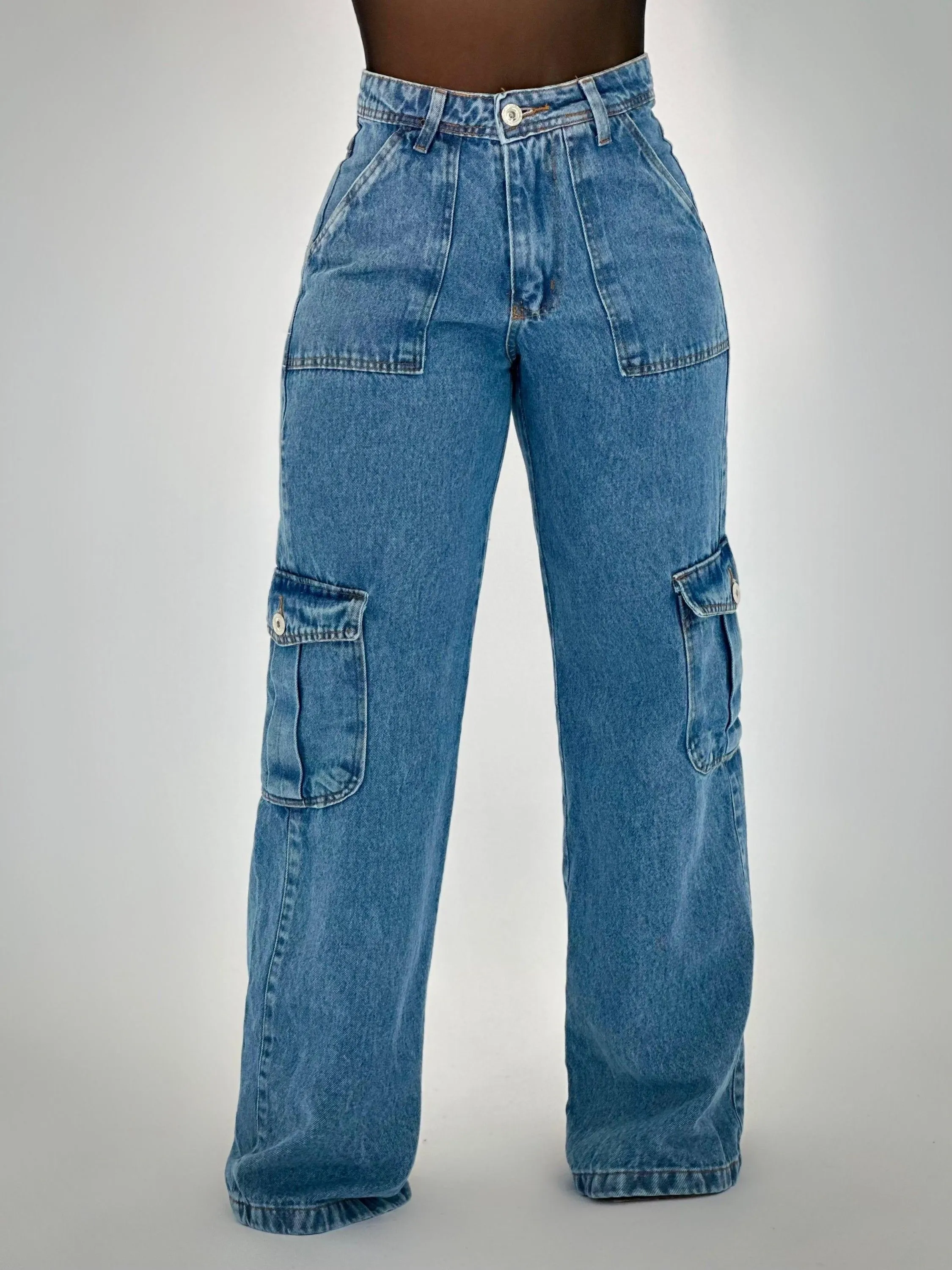 Calça jeans wide leg cargo feminina