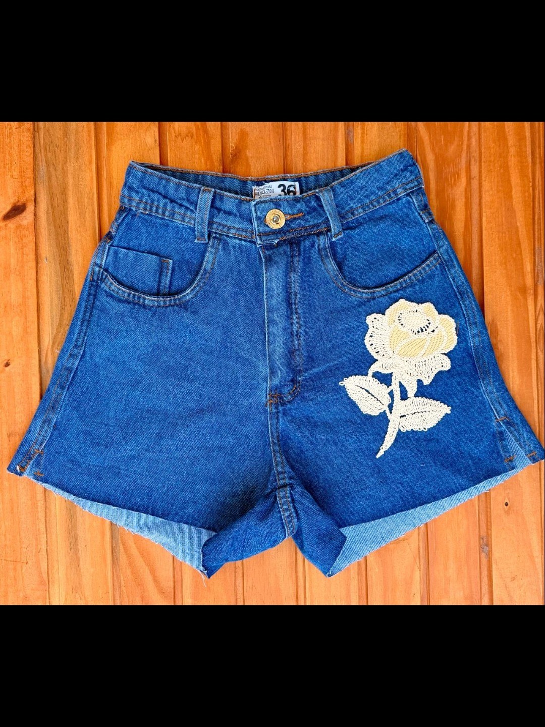 Short jeans com croche feminina