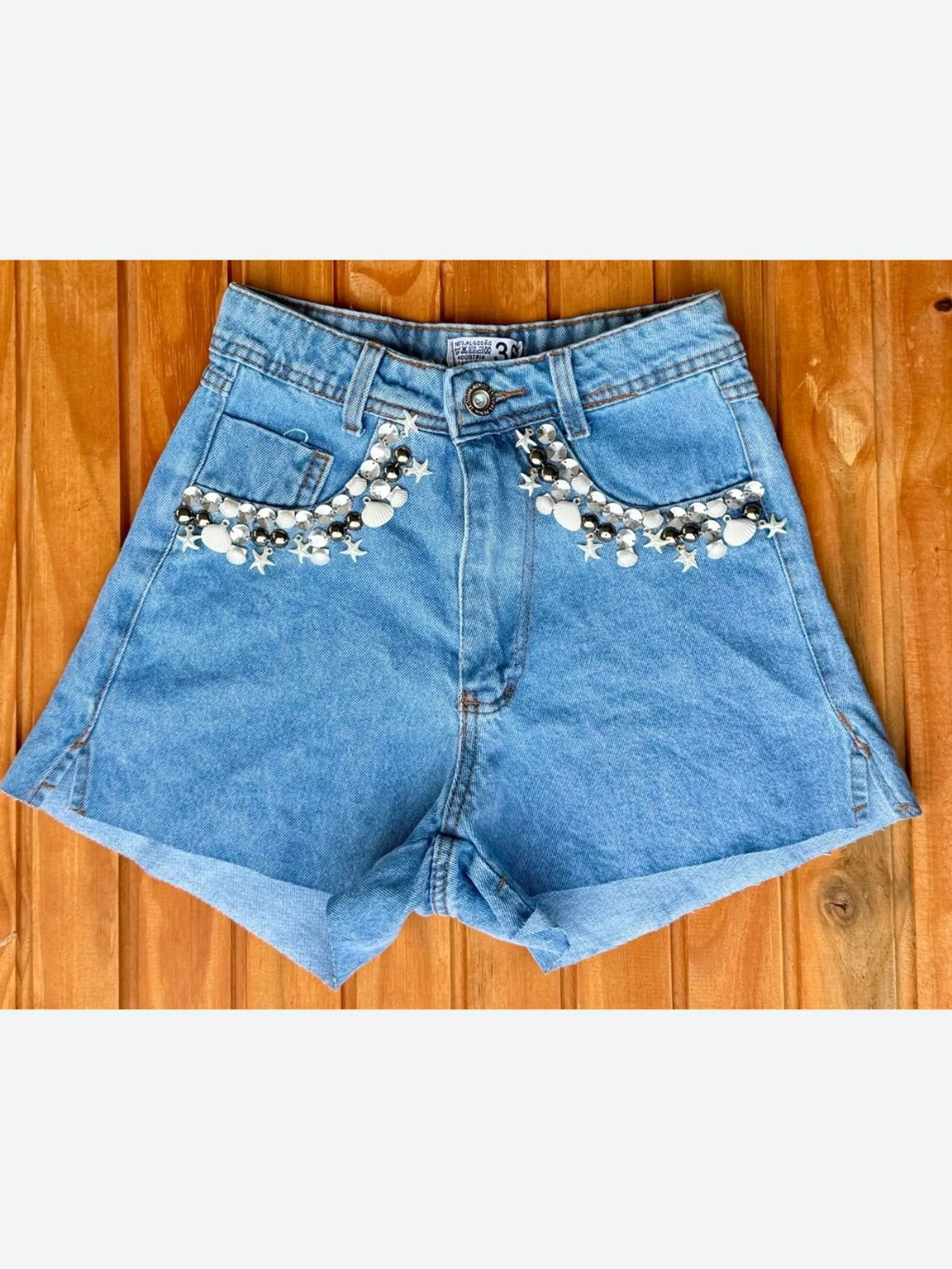 Shorts jeans com pedra feminina