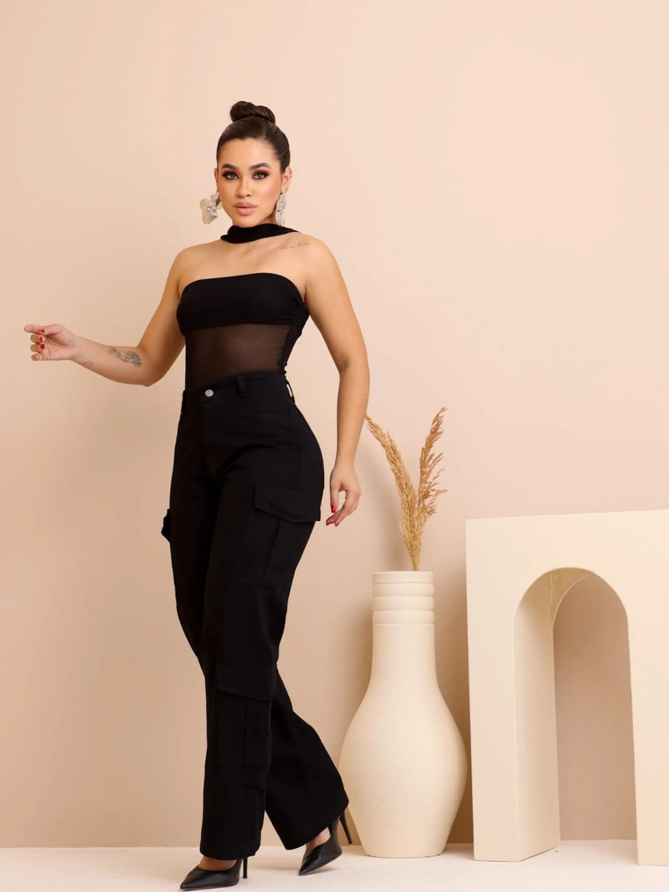 Calça jeans wide leg cargo bolsos laterais feminina