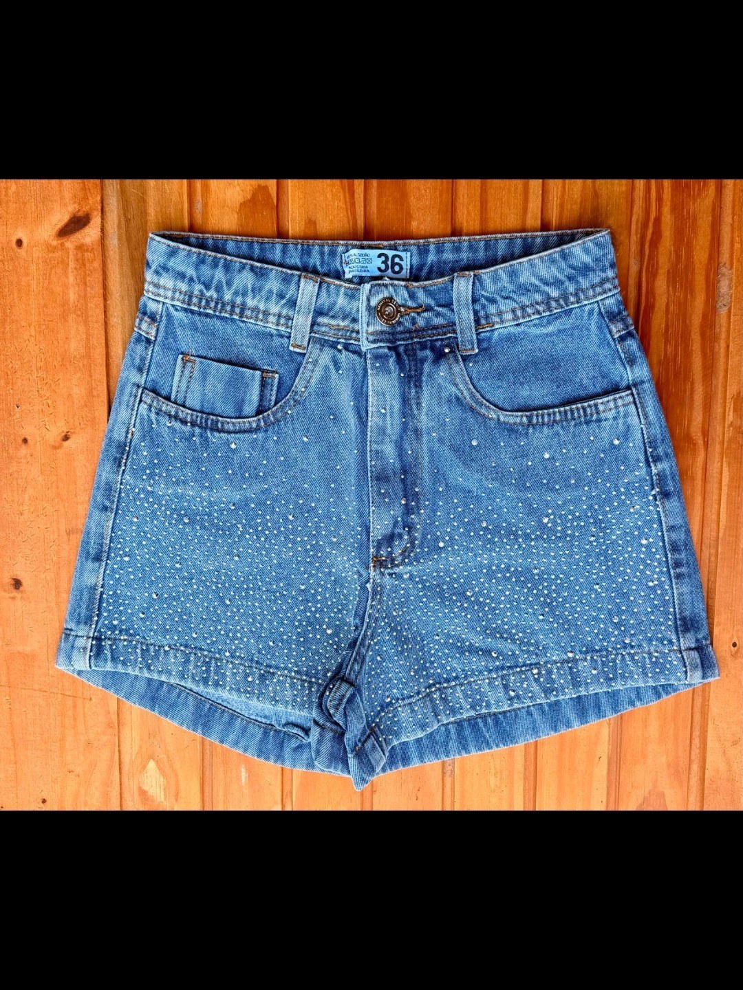 Short jeans com pedra feminina