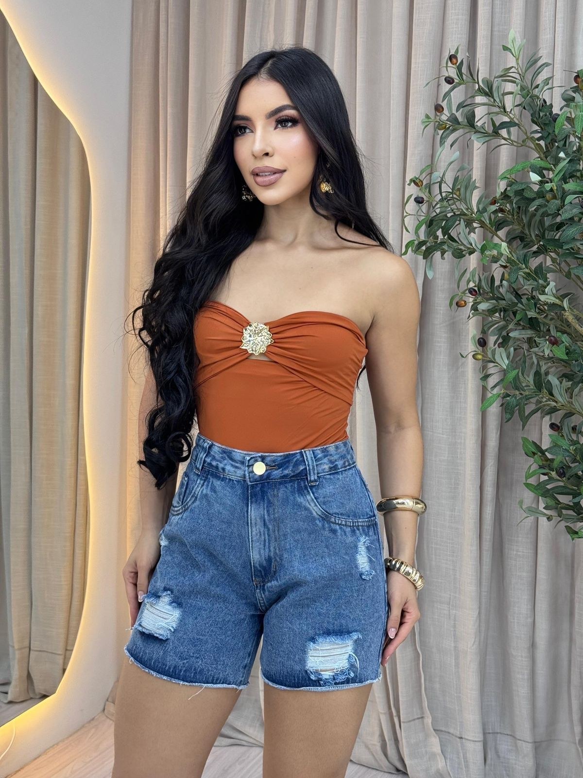 Bermuda jeans rasgado sem barra feminina