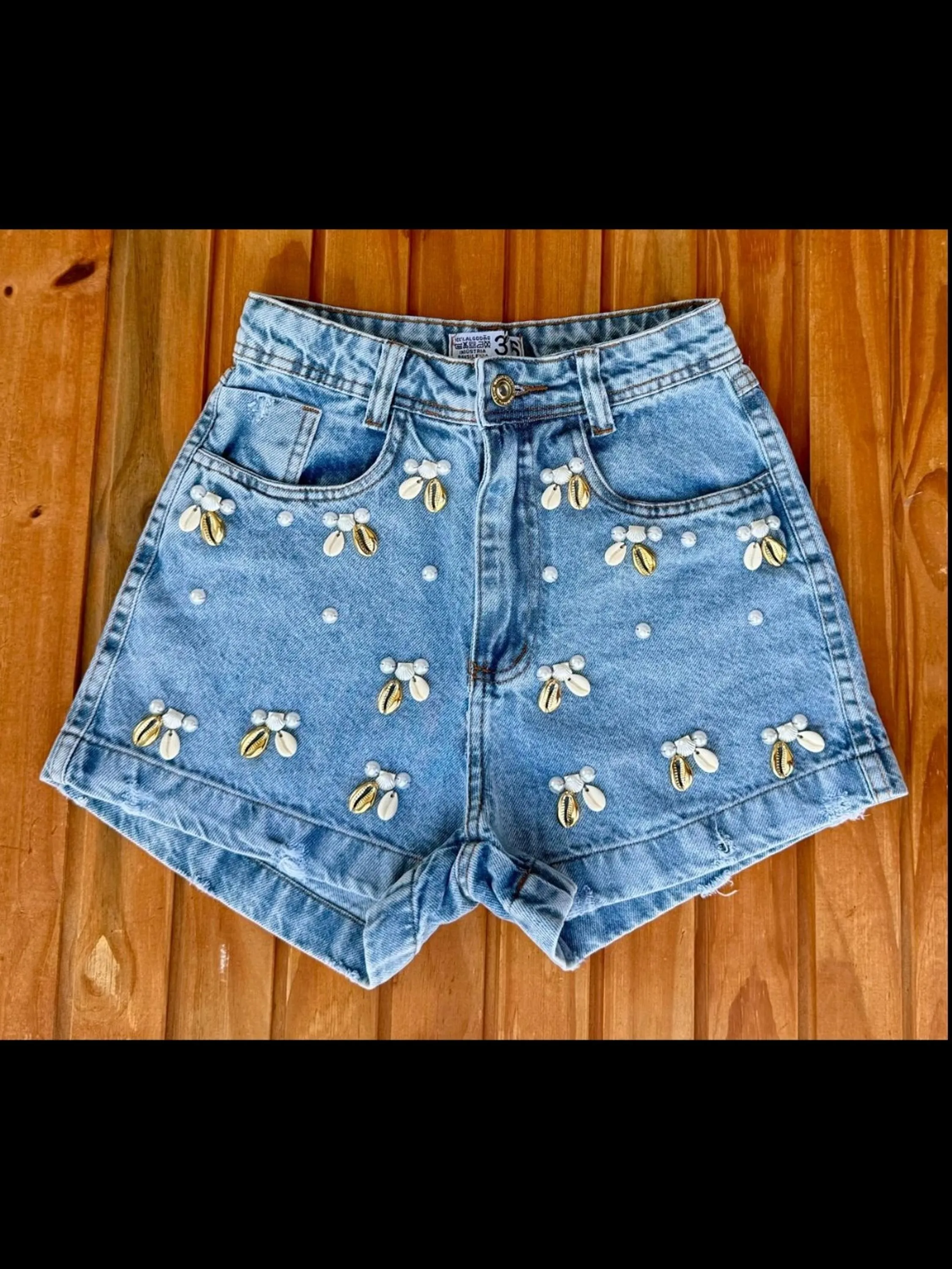 Shorts jeans com pedra feminina