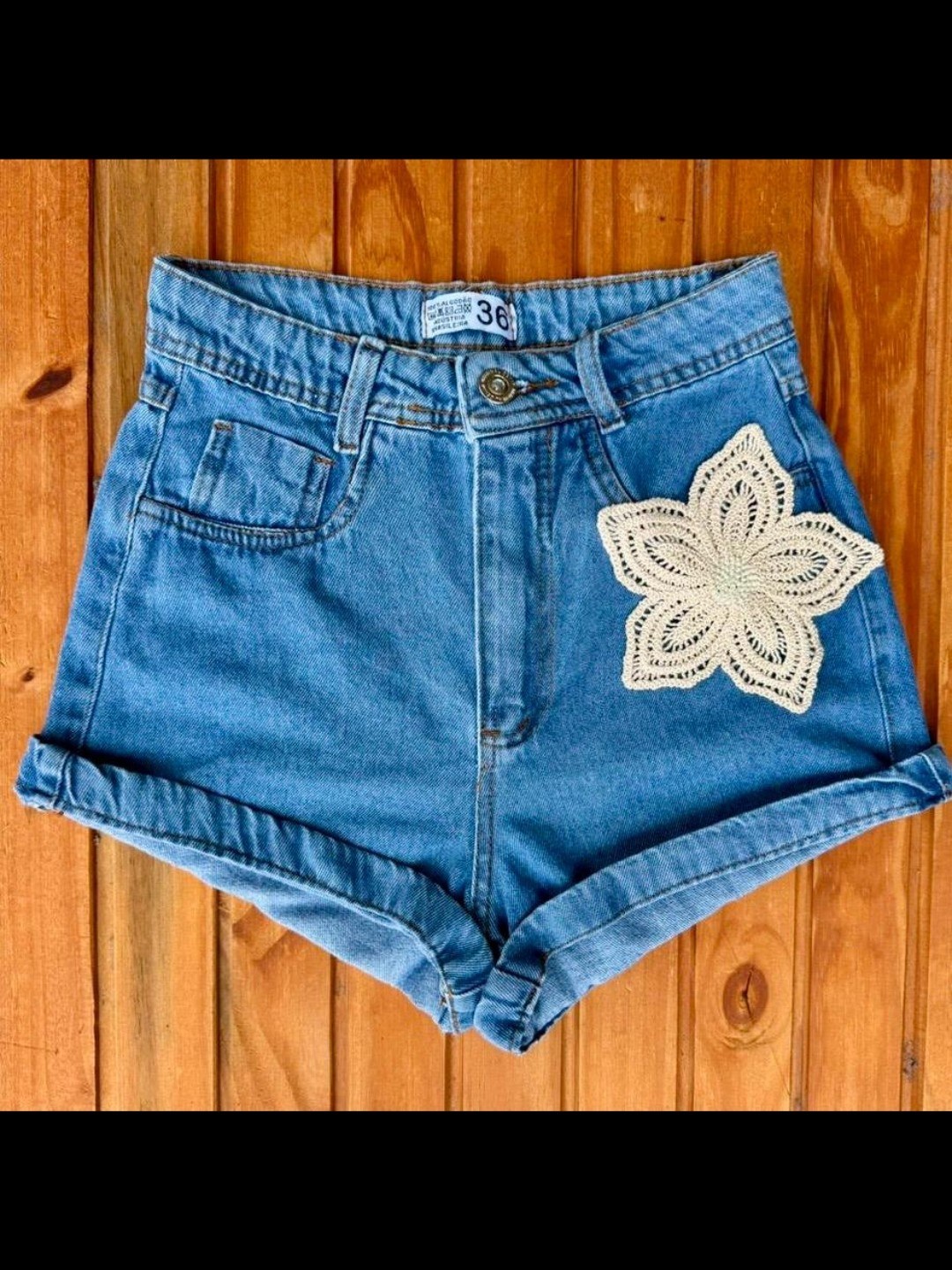 Short jeans com croche feminina