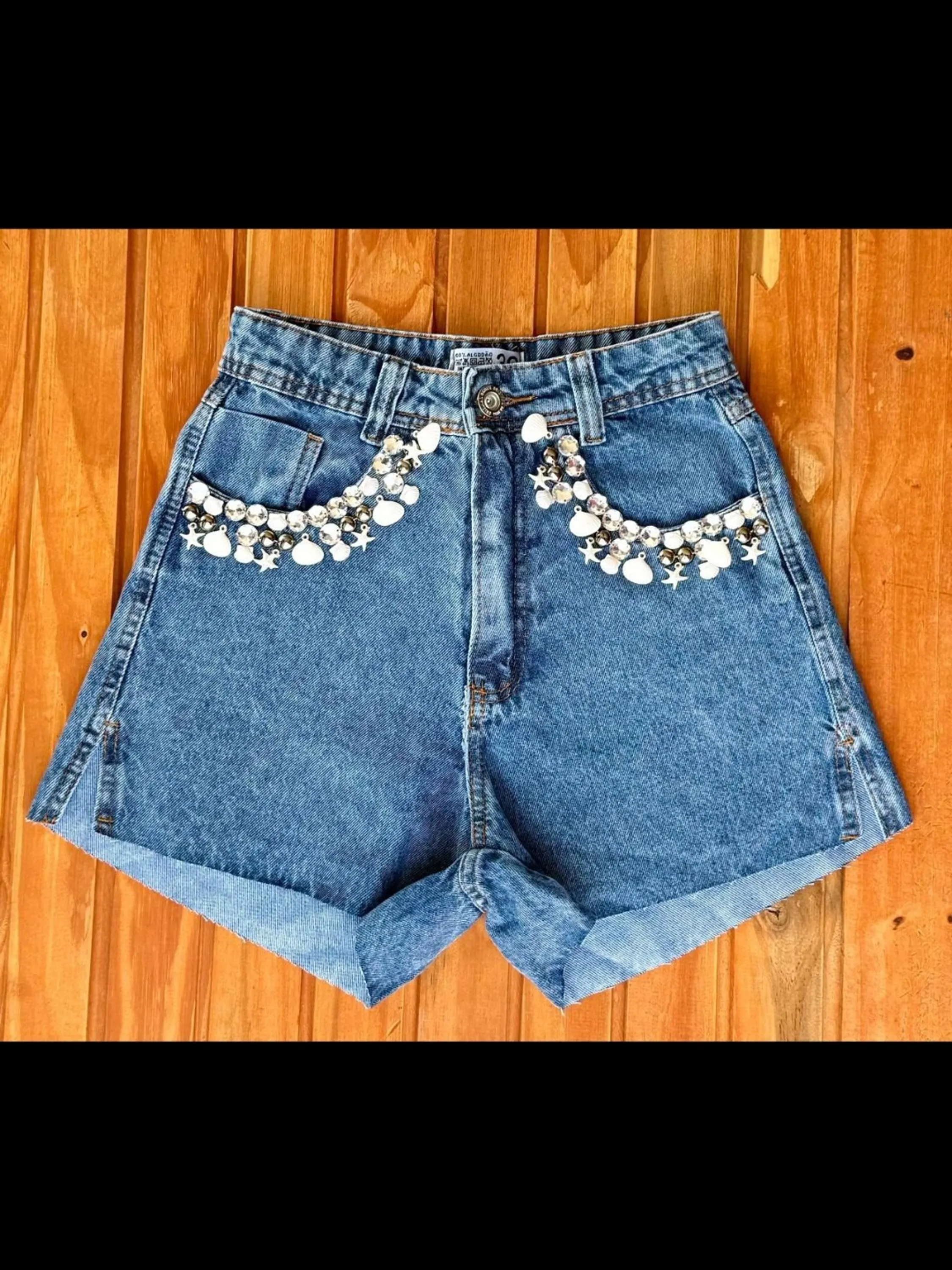 Shorts jeans com pedra feminina