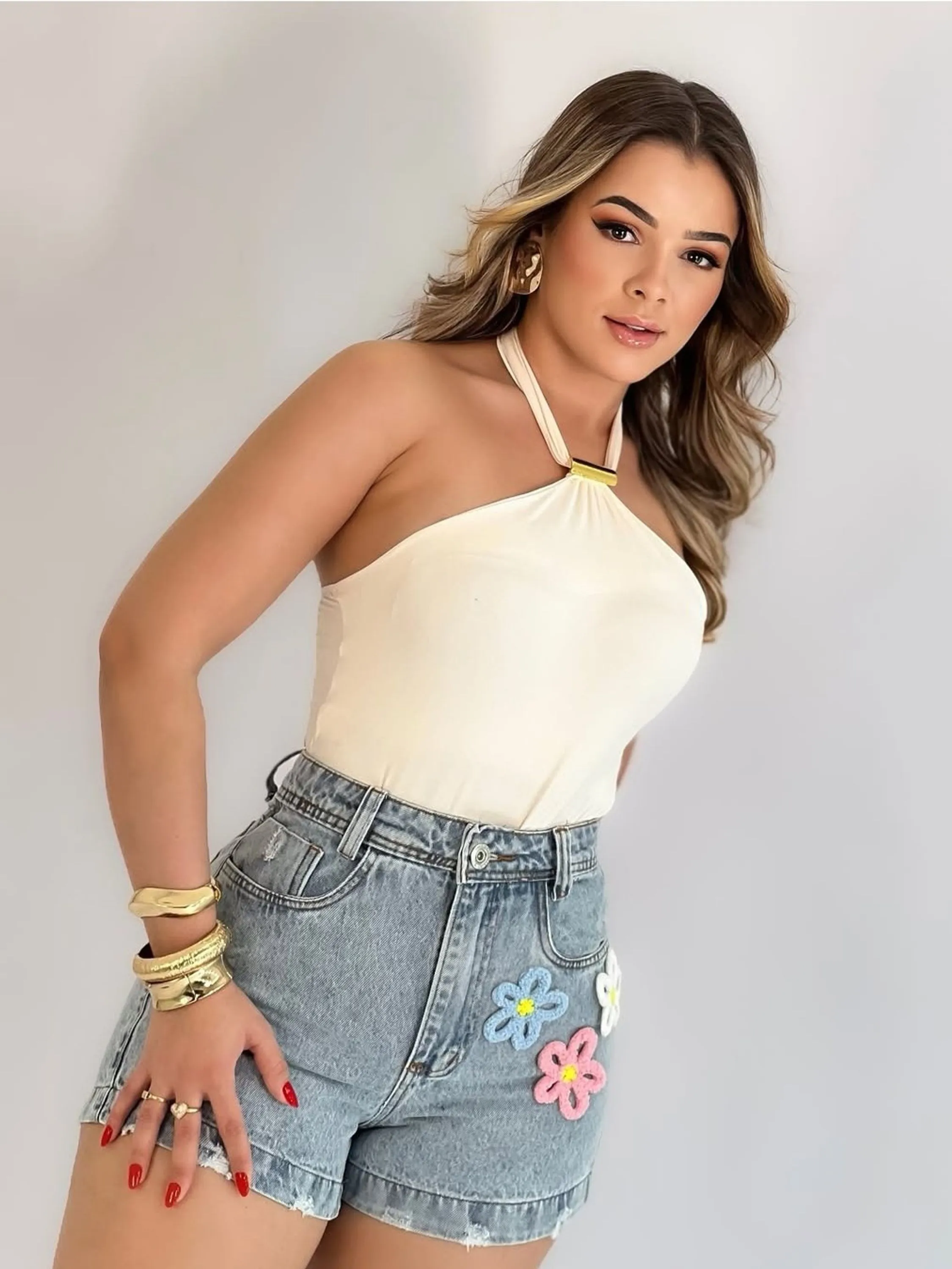 Shorts jeans com bordado feminina