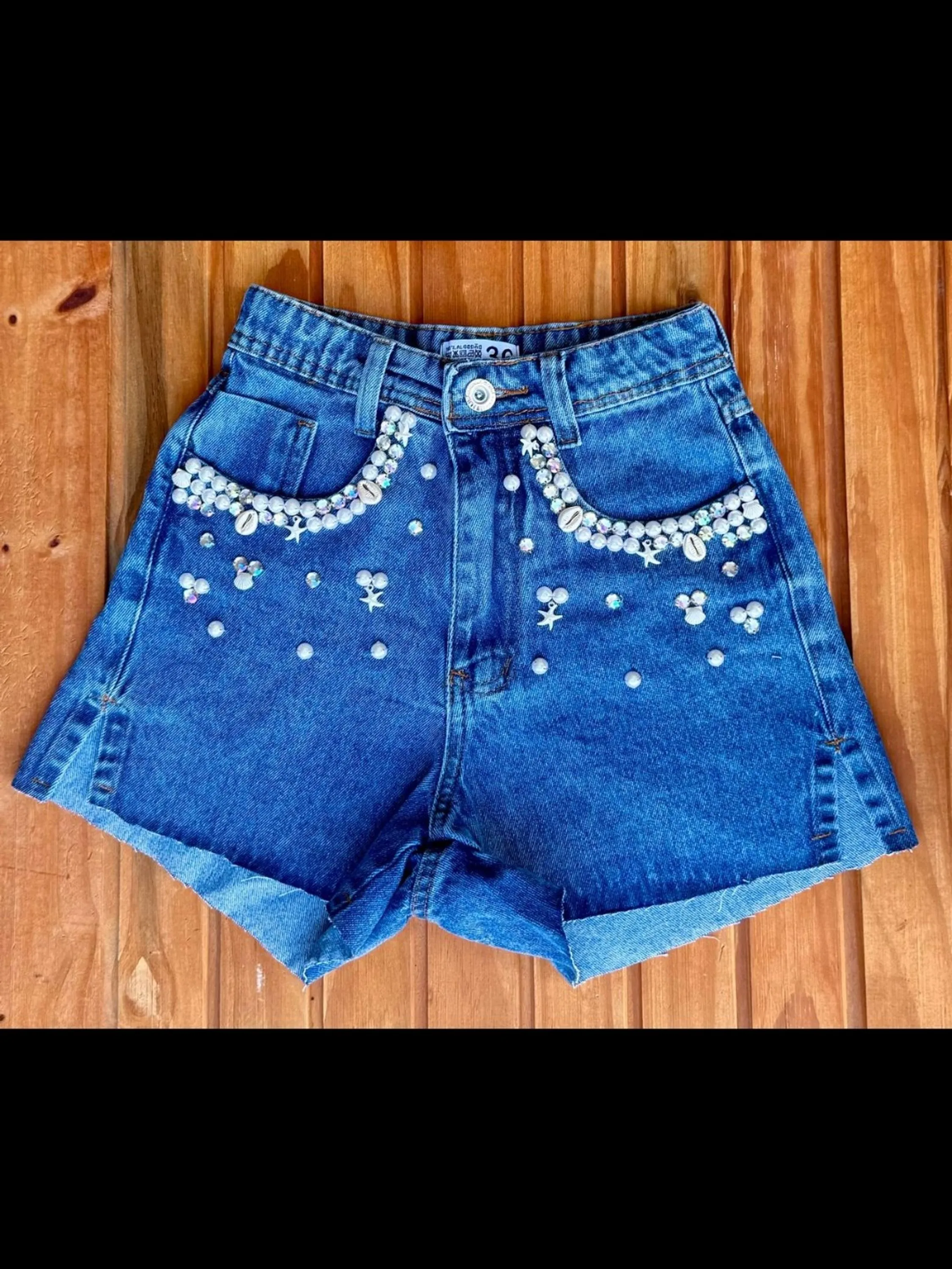 Shorts jeans com pedra feminina