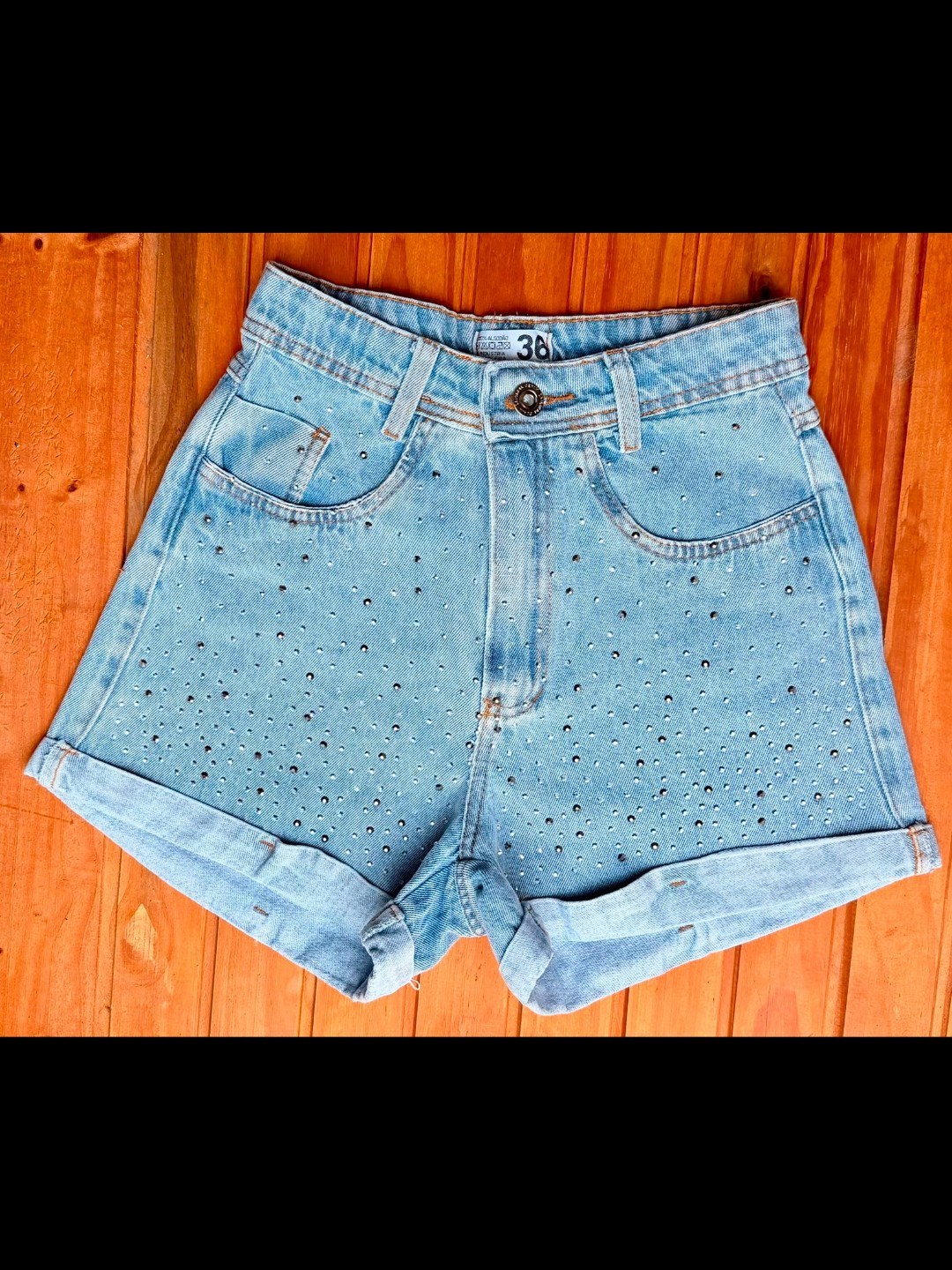 Short jeans com pedra feminina