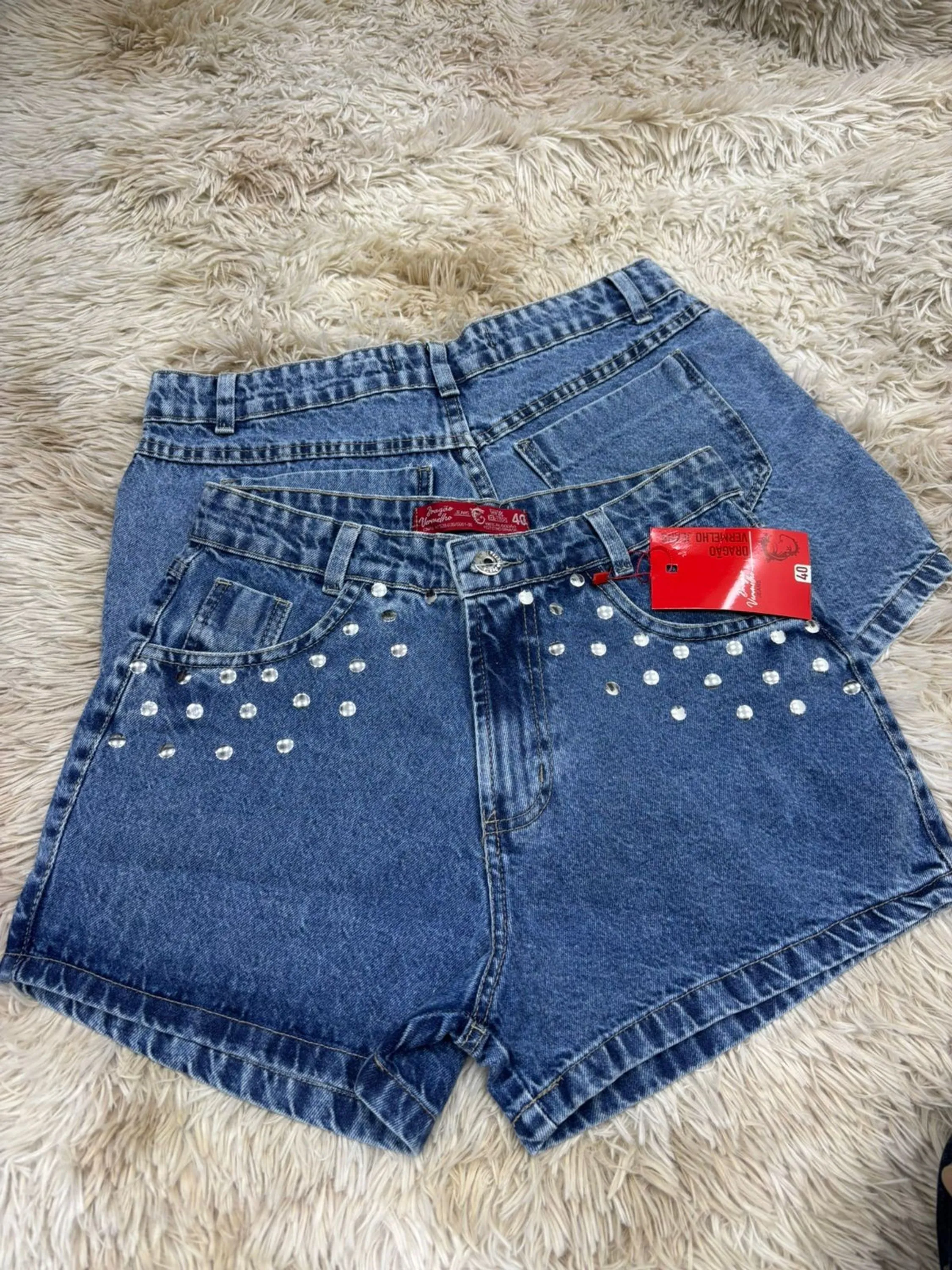 Short jeans com pedra feminina