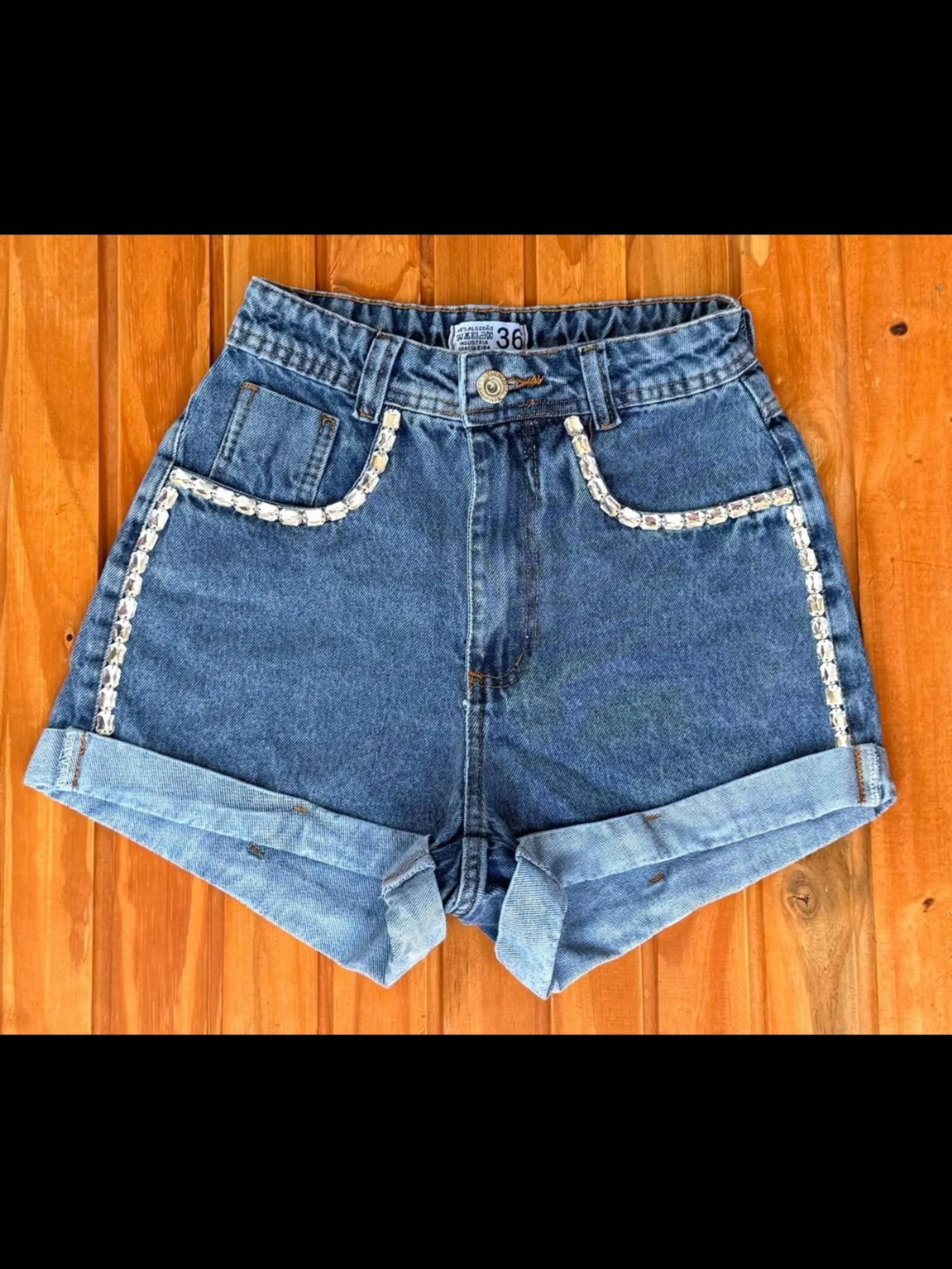 Shorts jeans com pedra feminina