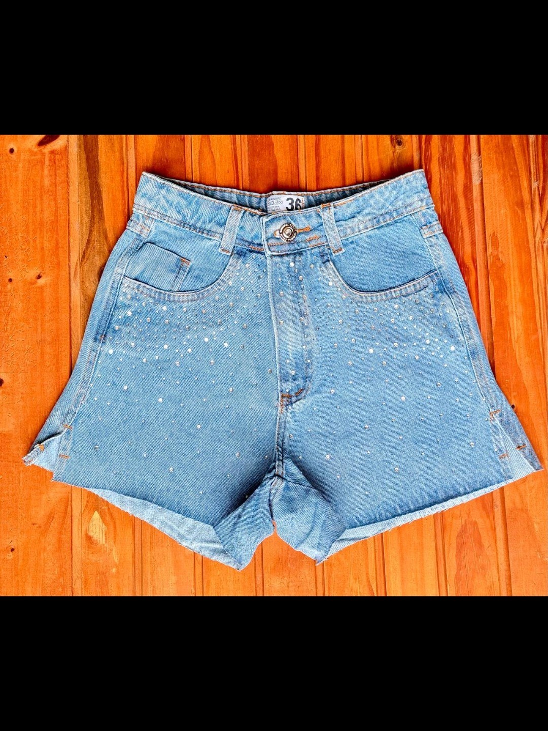 Short jeans com pedra feminina