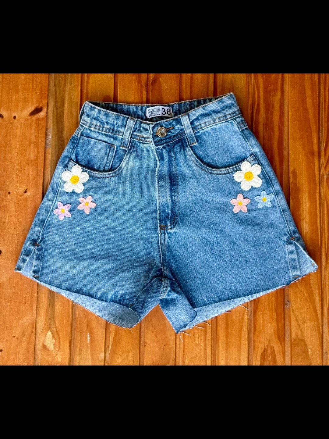 Short jeans com bordado feminina