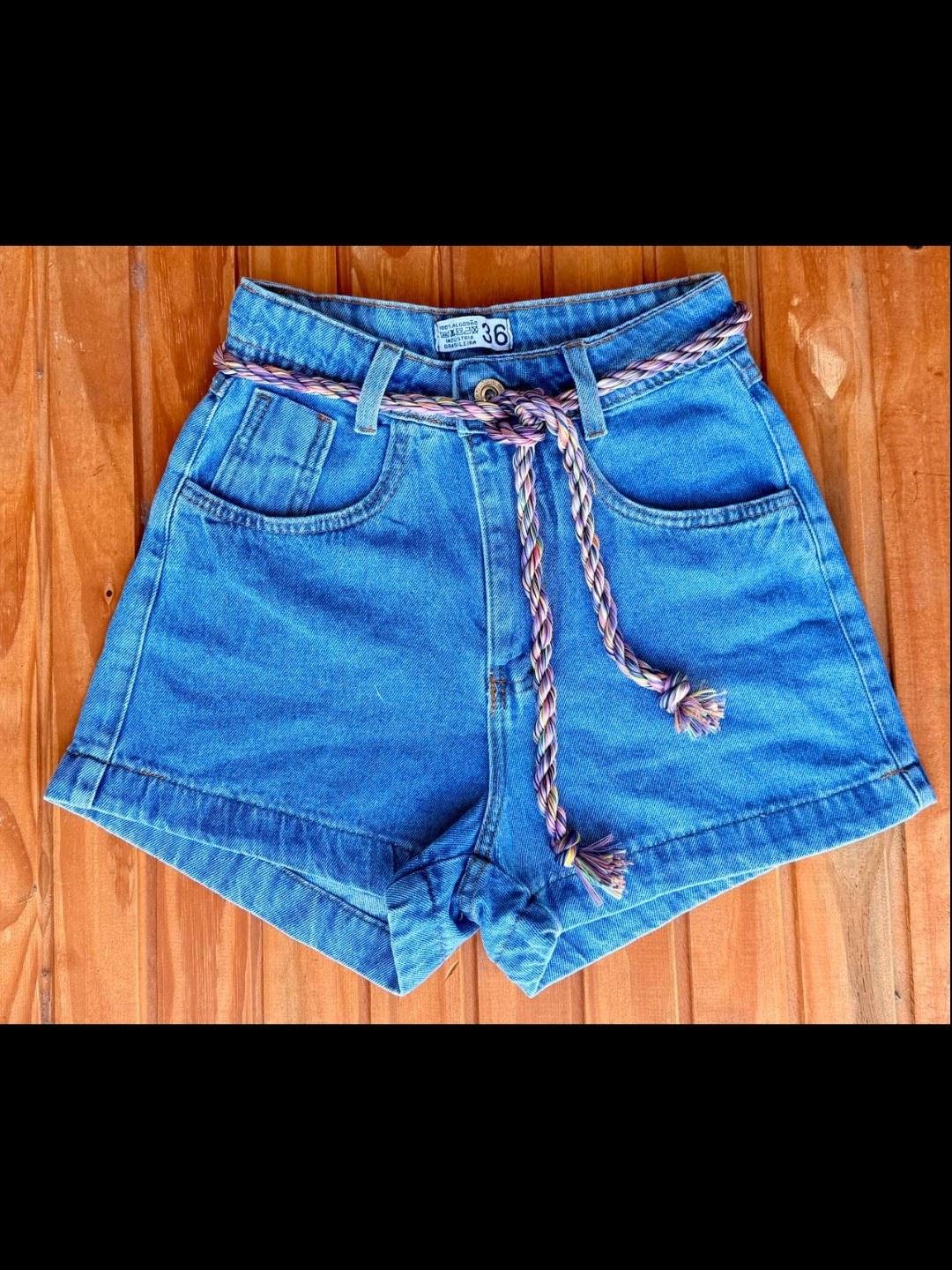 Short jeans com cinto feminina