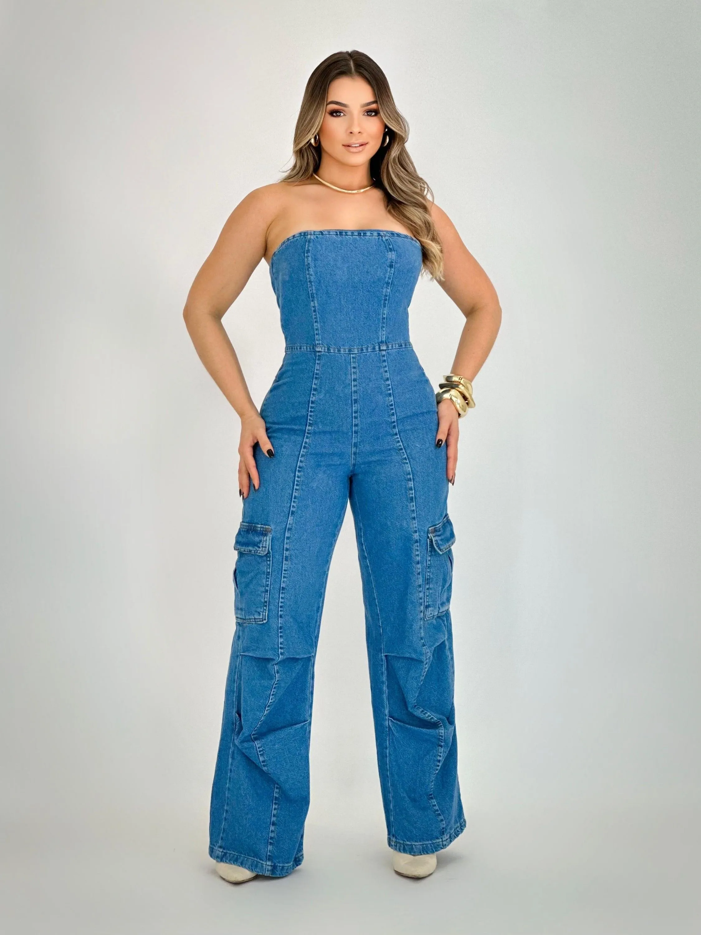 Macacão jeans com cargo feminina