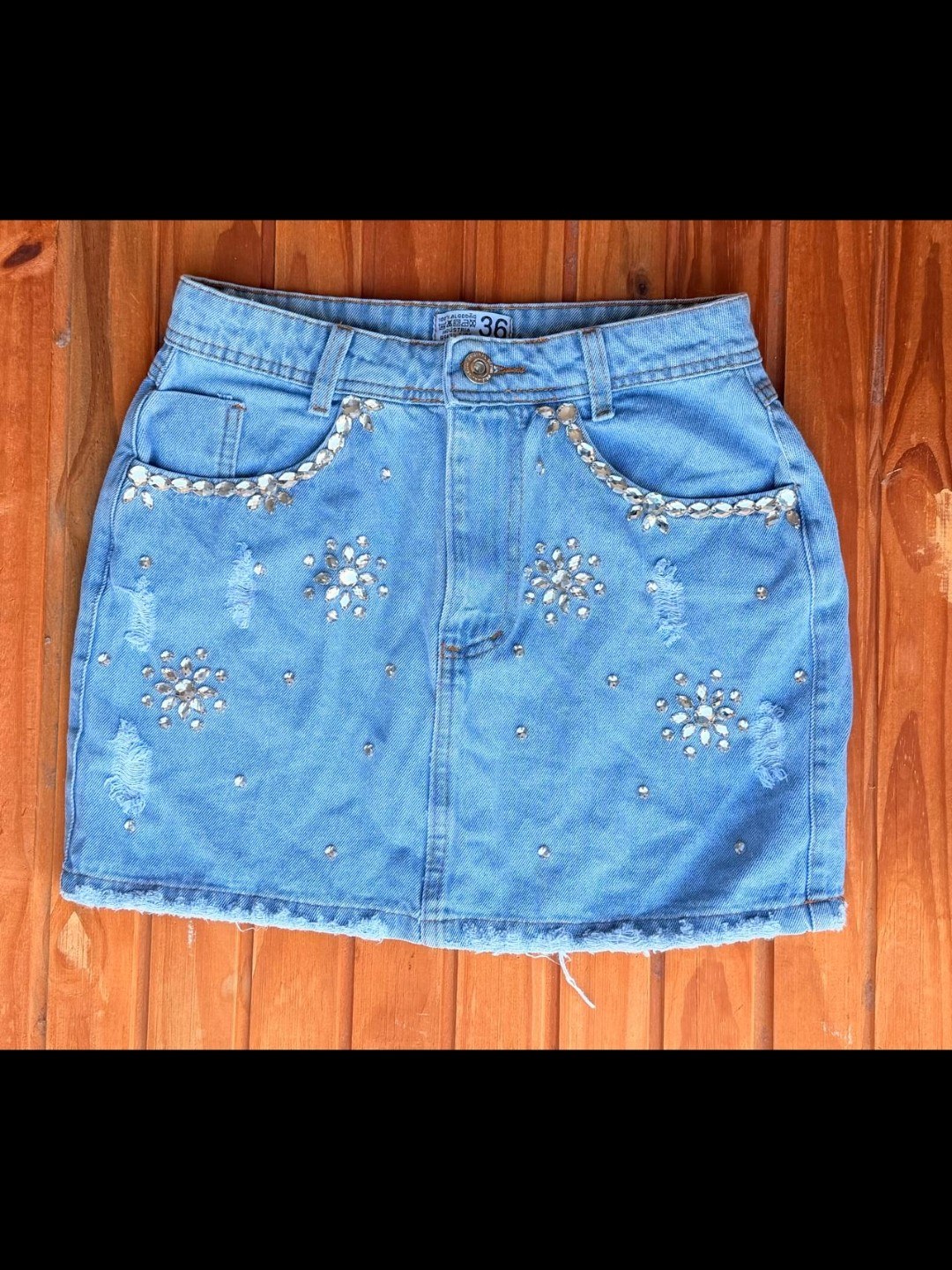 Saia jeans com pedra feminina