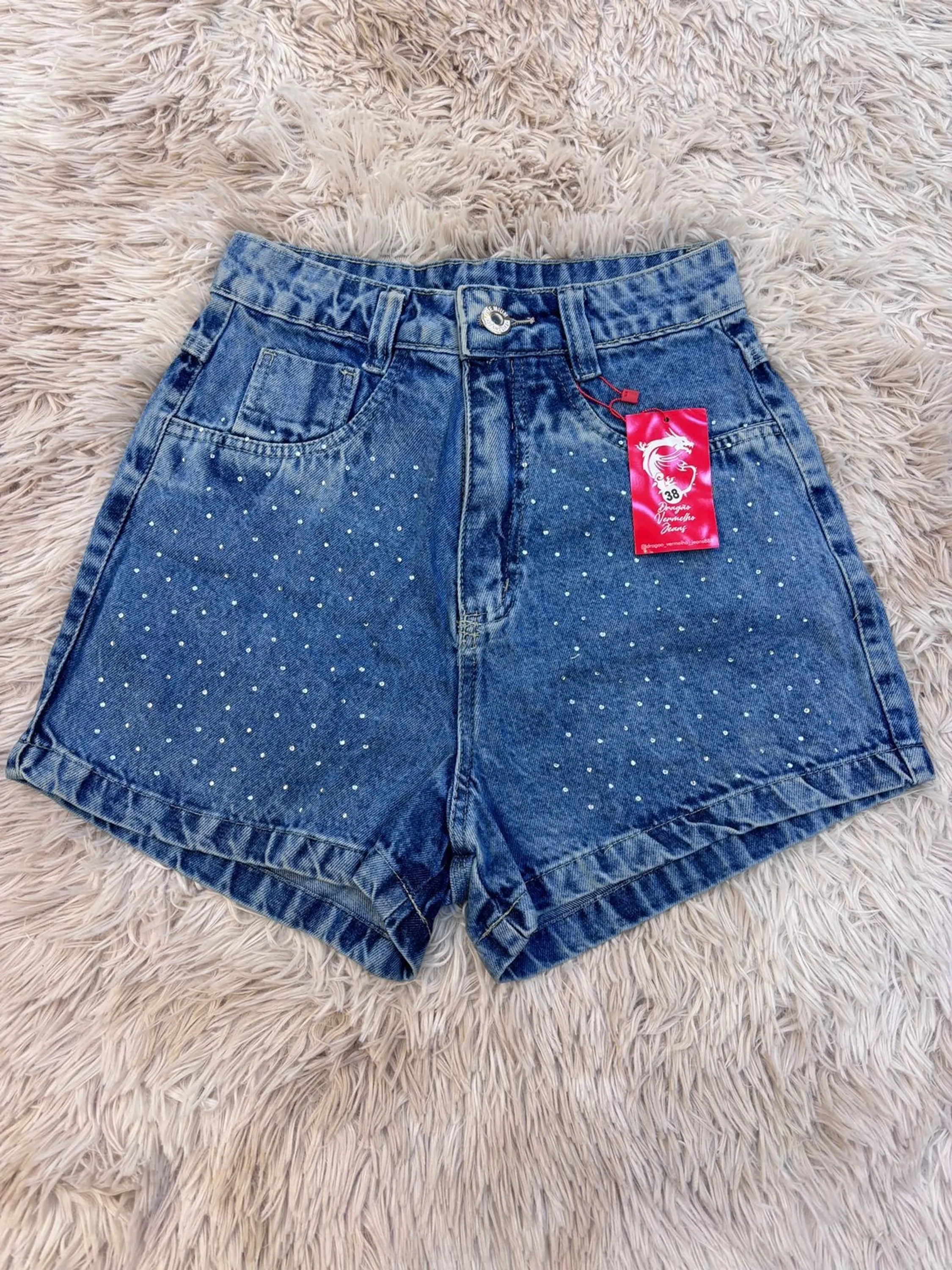 Shorts jeans com pedra feminina